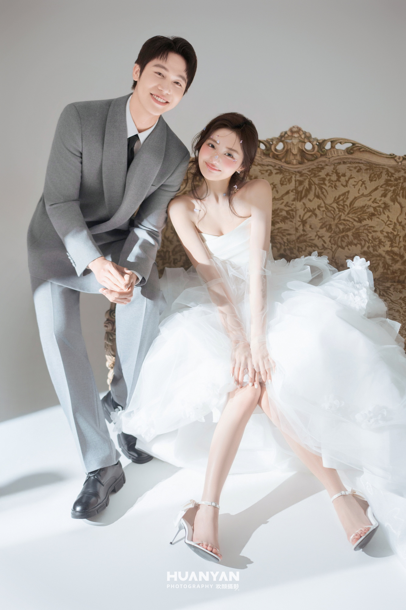 浅灰笑意：极简风婚纱照室内实拍