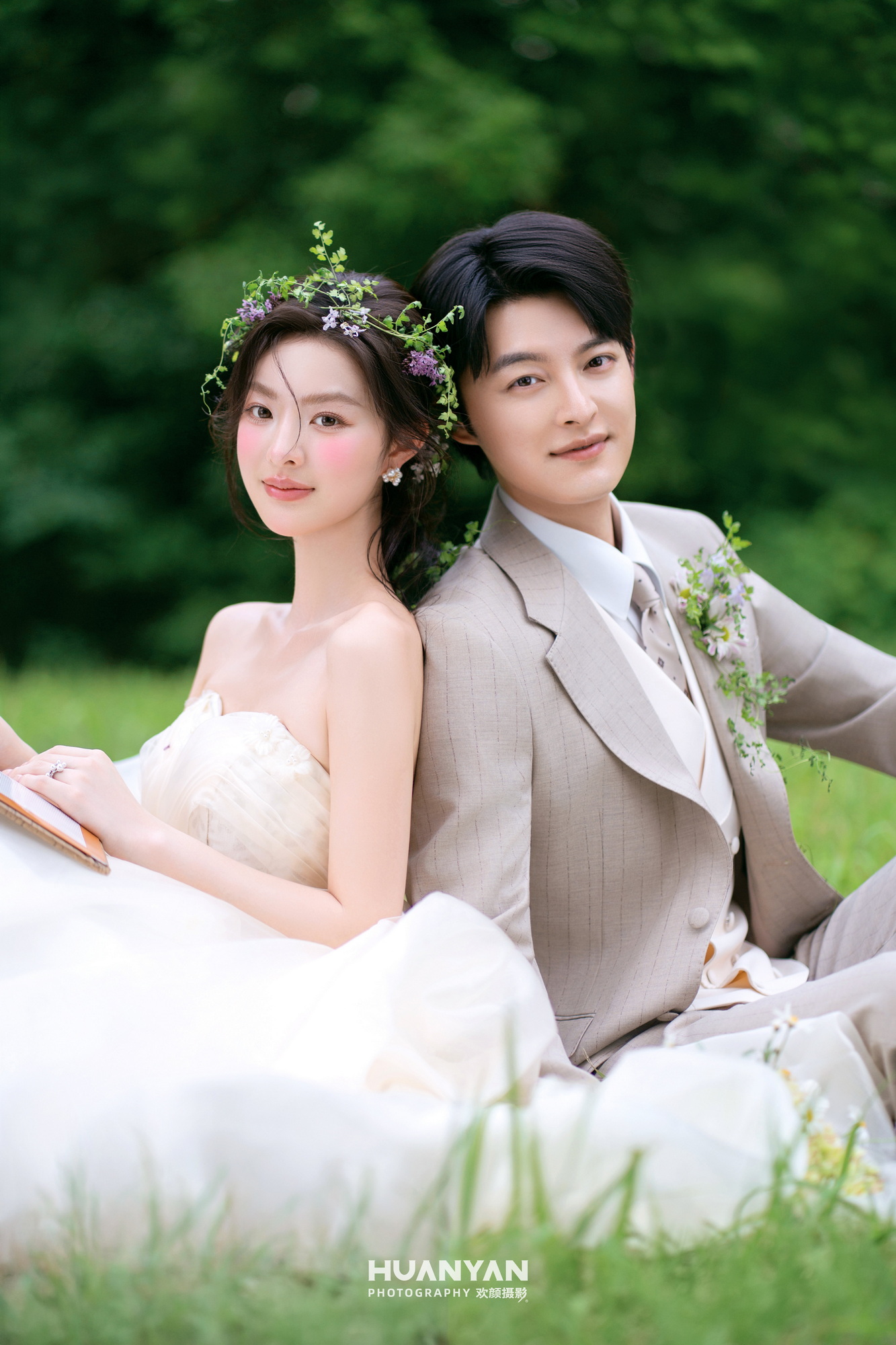 森屿情书：轻氧风婚纱照草地实拍