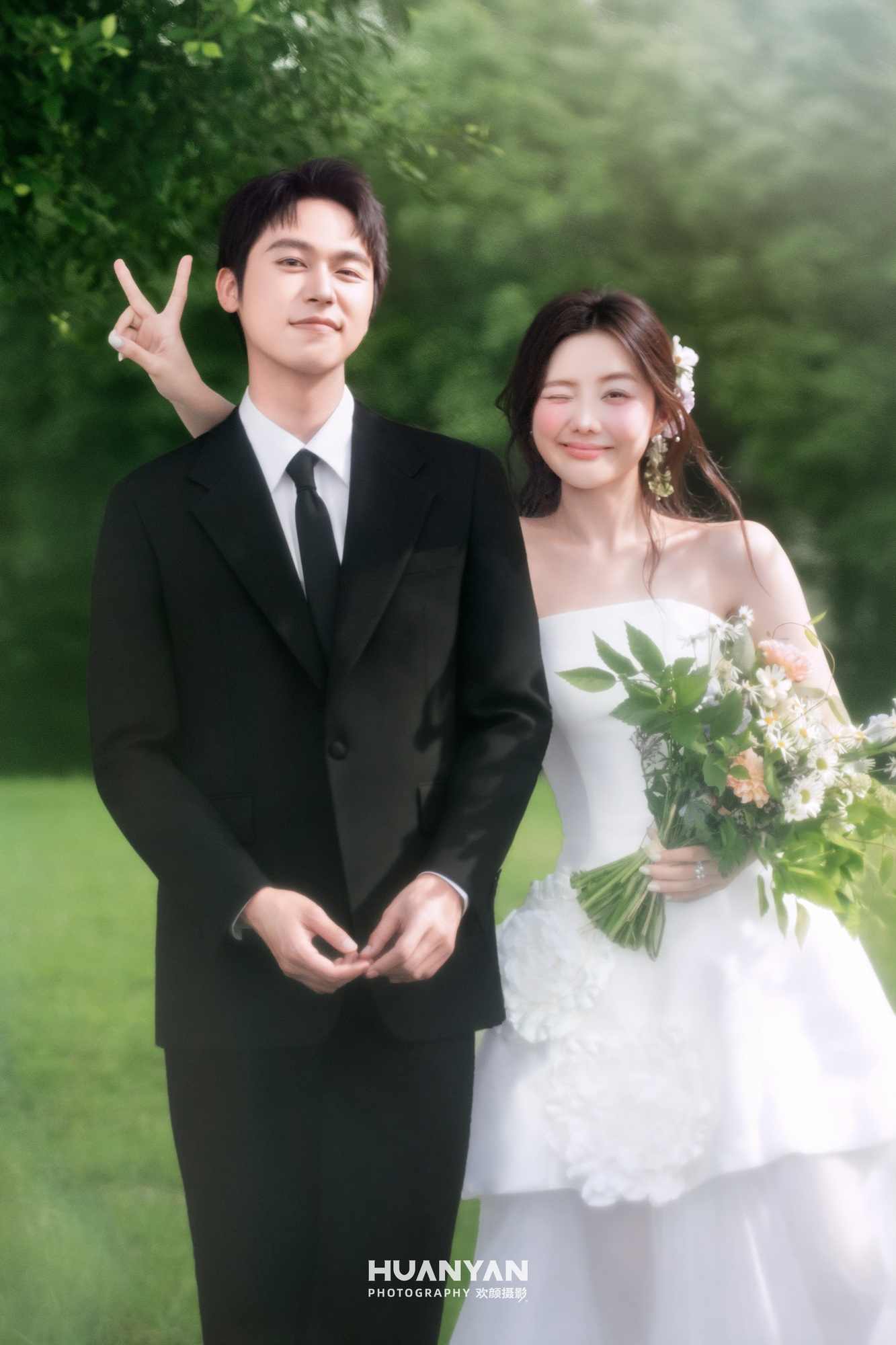 雾绿轻语：轻氧风婚纱照草地实拍