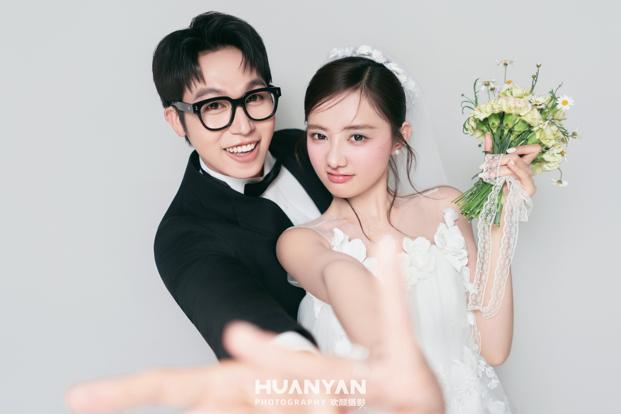 笑意成诗：简约风婚纱照室内实拍