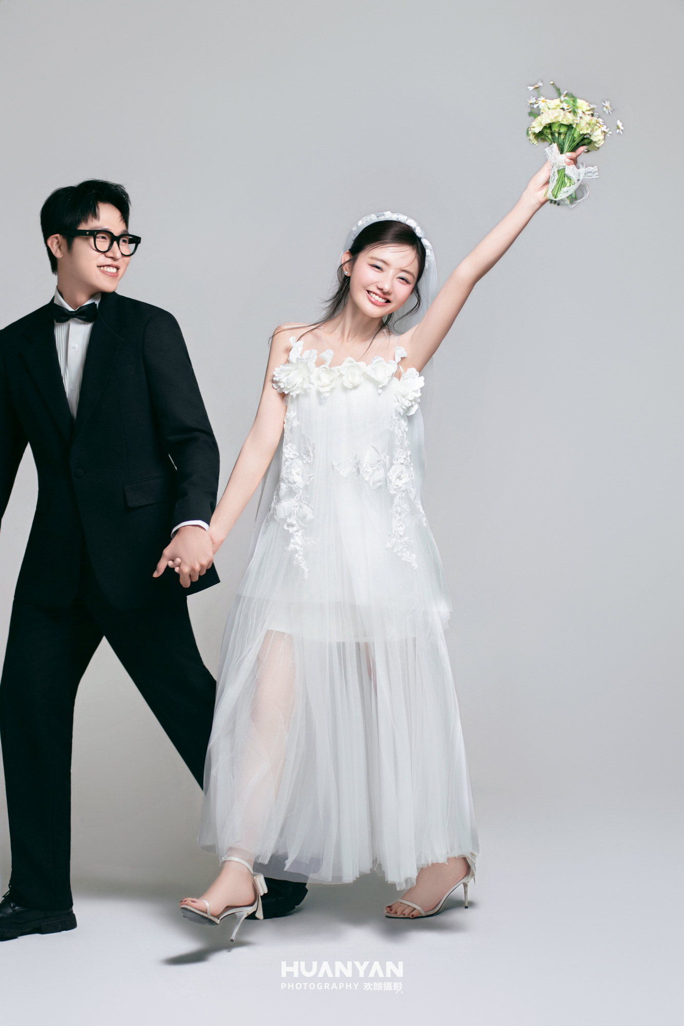 笑意成诗客片第7张｜简约风婚纱照，摄于室内