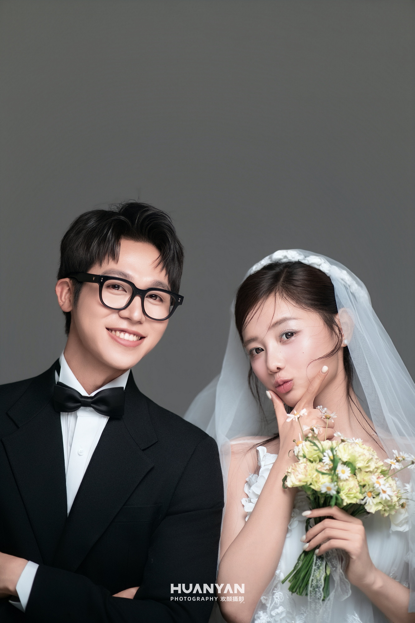 笑意成诗客片第3张｜简约风婚纱照，摄于室内