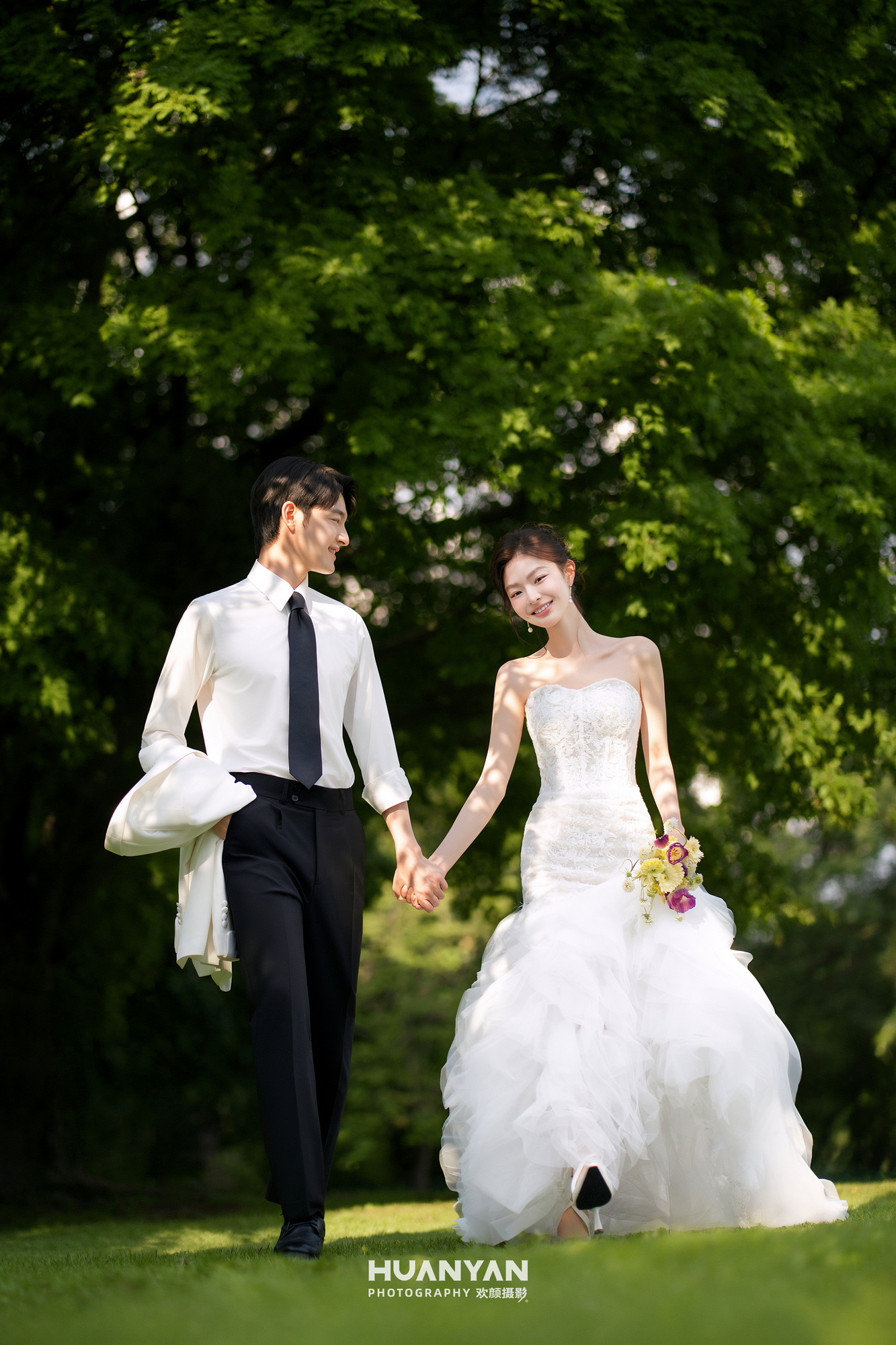 森屿白纱：轻氧风婚纱照草地实拍