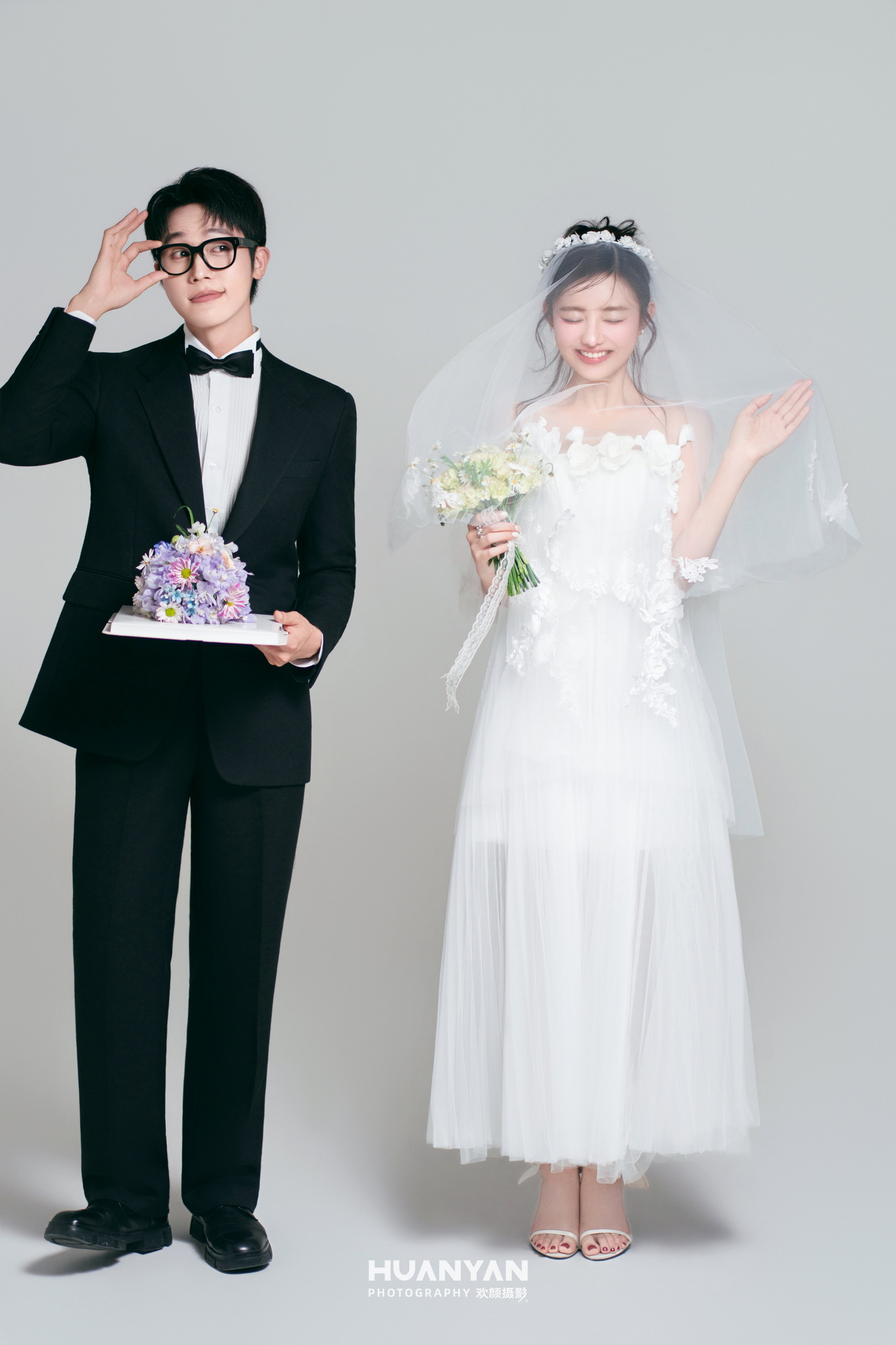 笑意成诗客片第15张｜简约风婚纱照，摄于室内