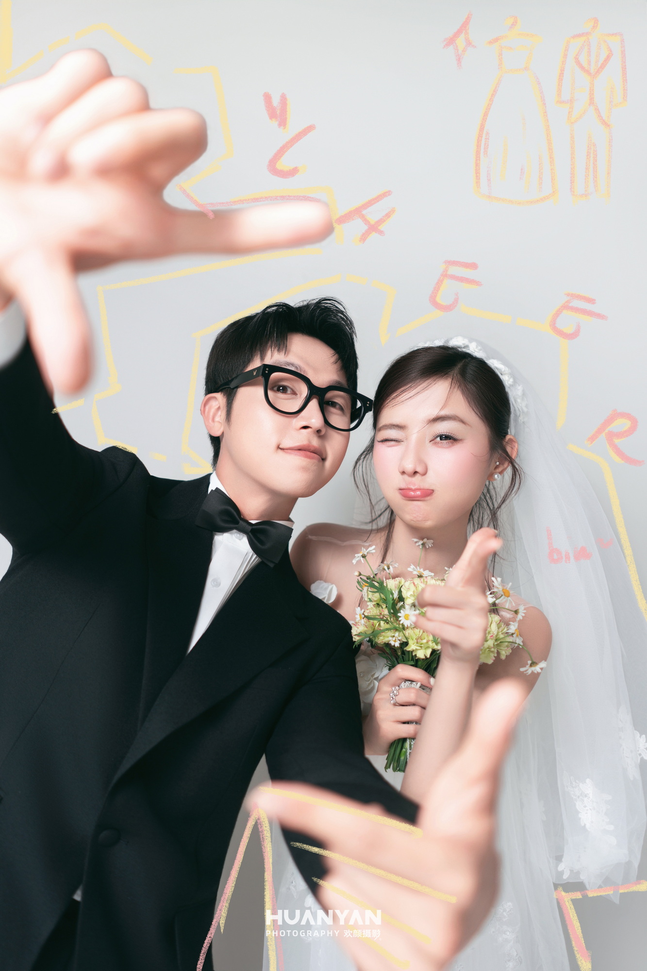 掌心告白：极简风婚纱照室内实拍