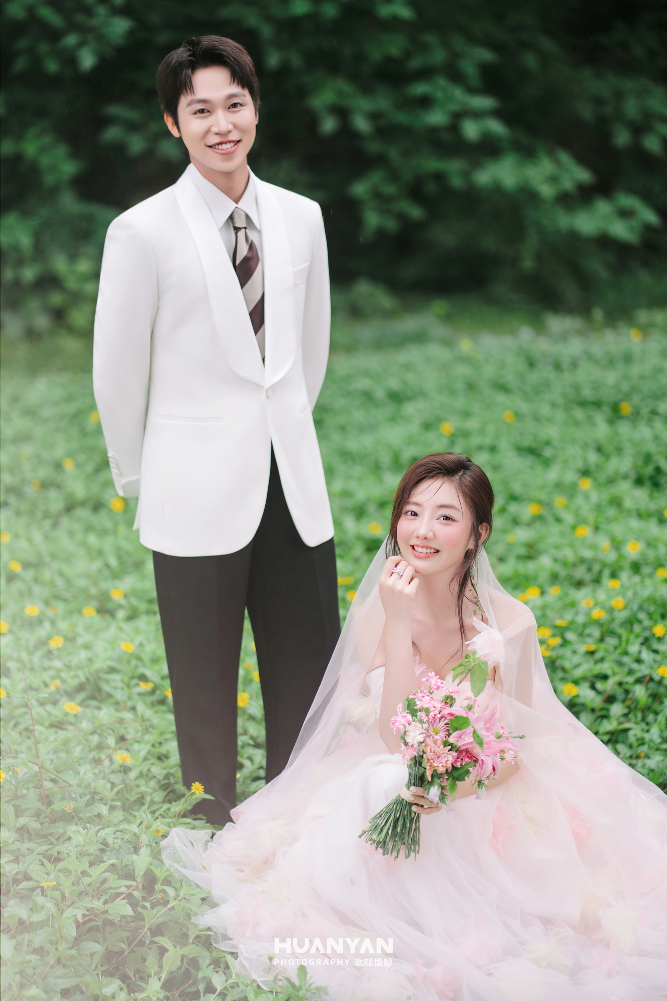 林间漫步：轻氧风婚纱照草地实拍