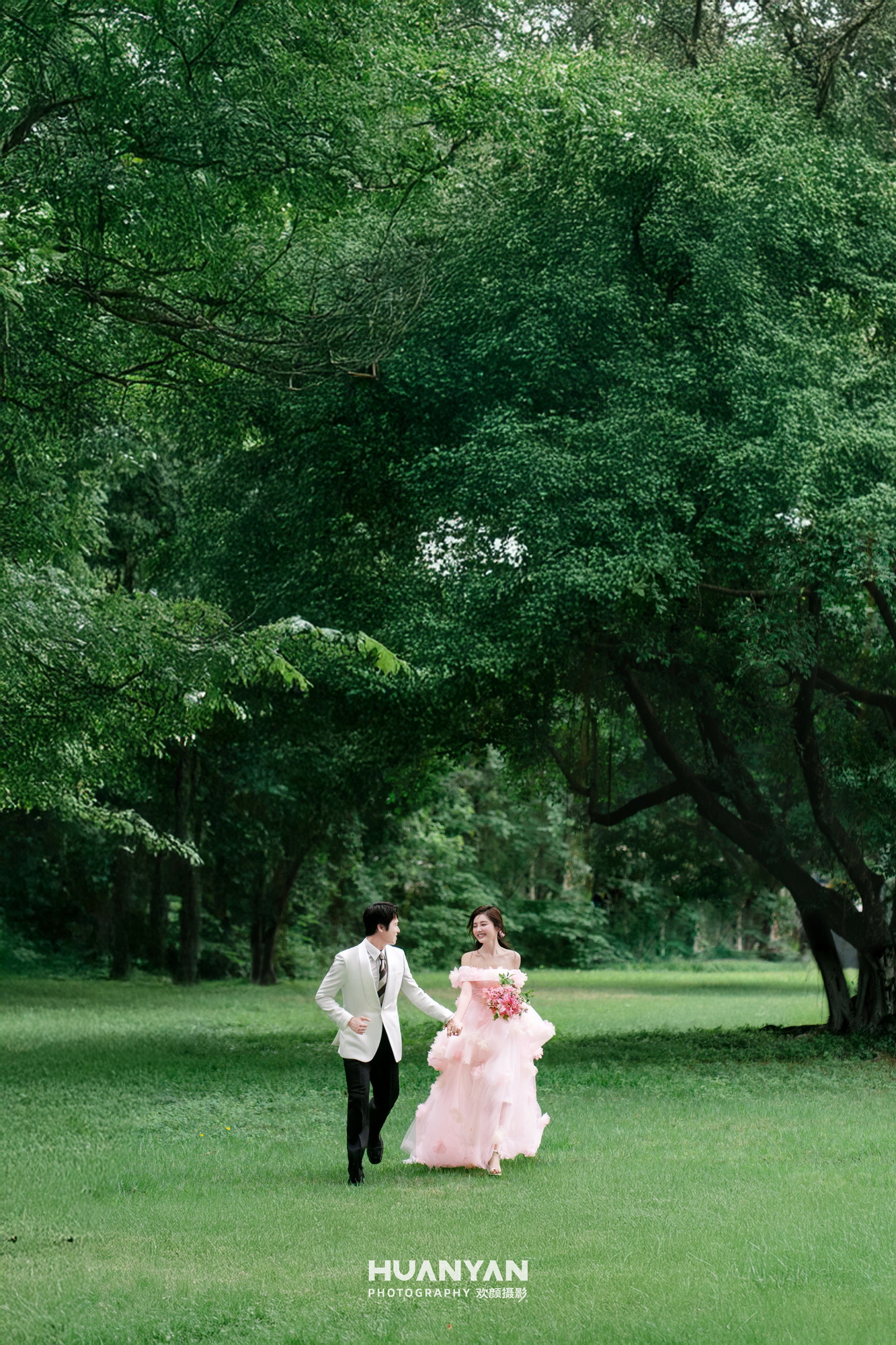 林间漫步客片第11张｜轻氧风婚纱照，摄于草地
