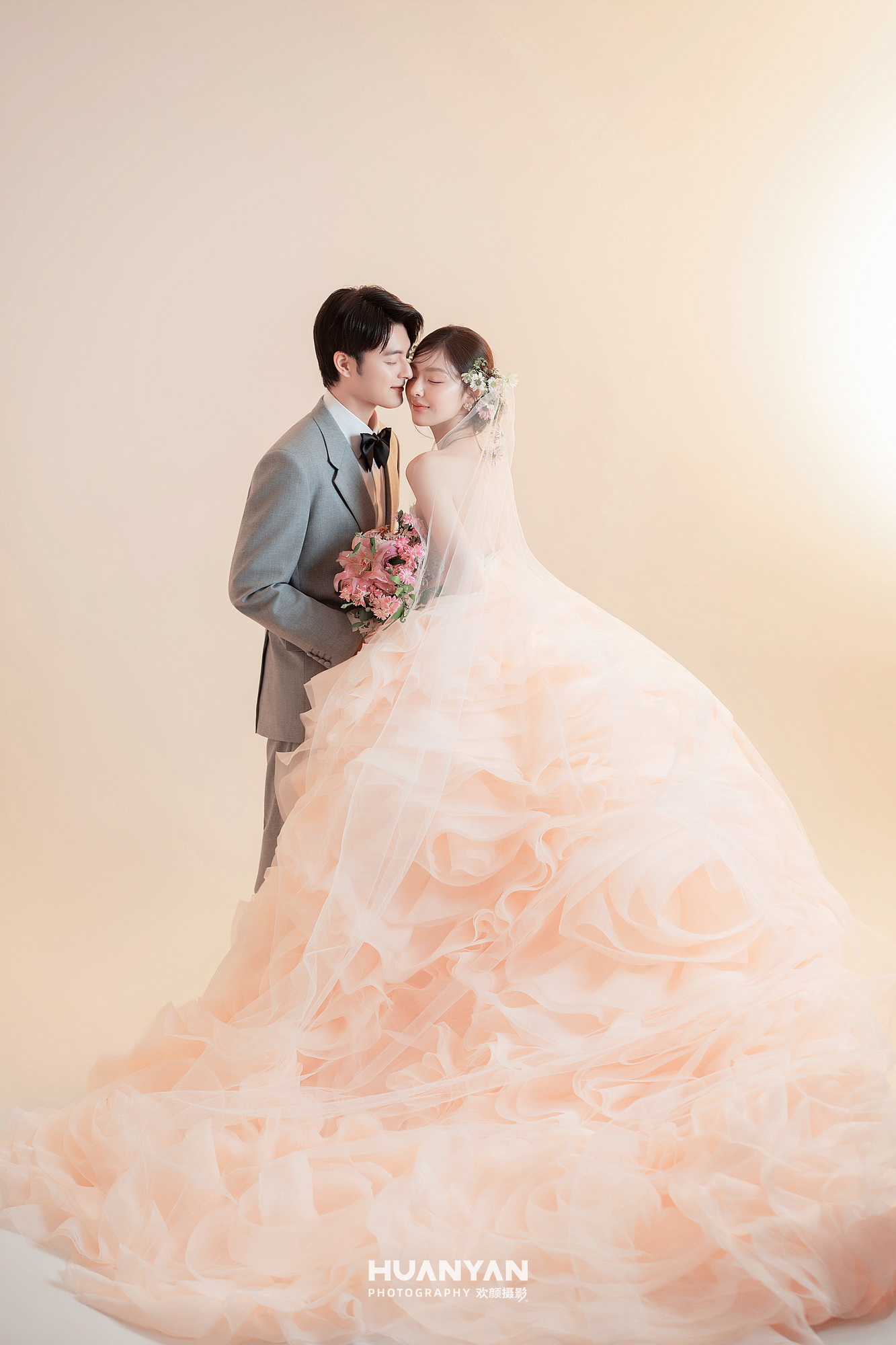 桃粉序章：简约风婚纱照室内实拍