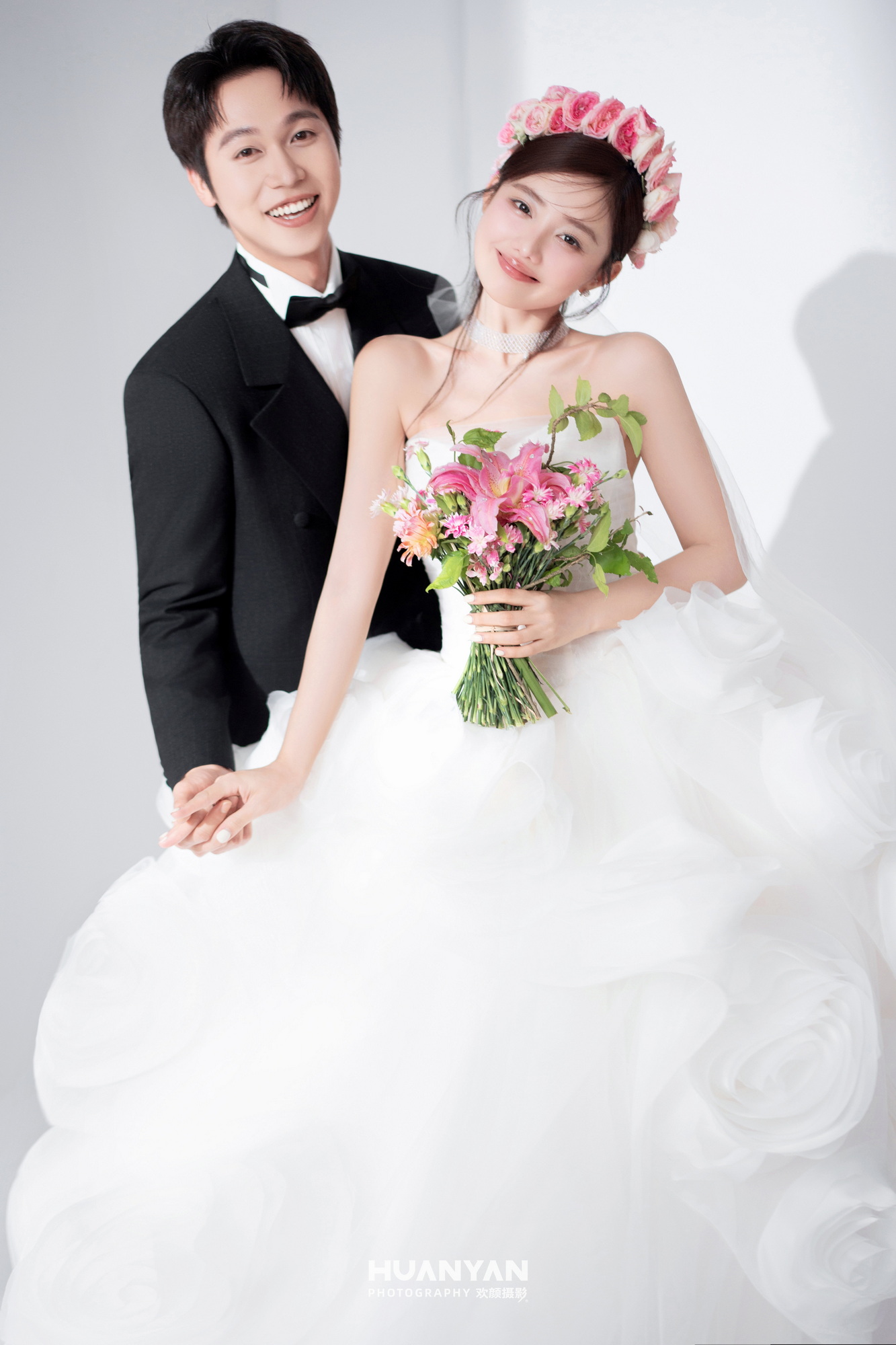 花漾告白客片第7张｜极简风婚纱照，摄于公园