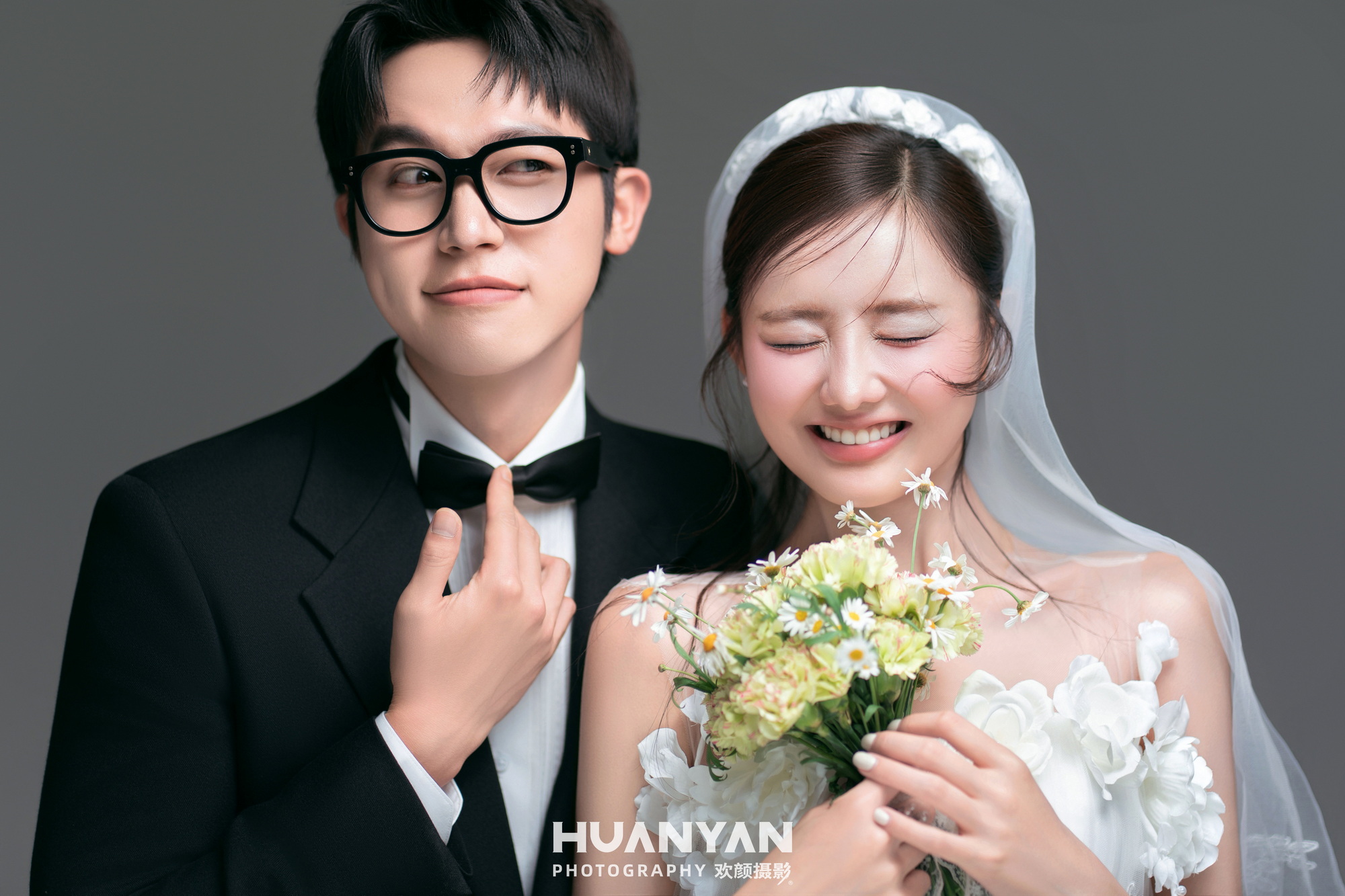 笑意成诗：简约风婚纱照室内实拍