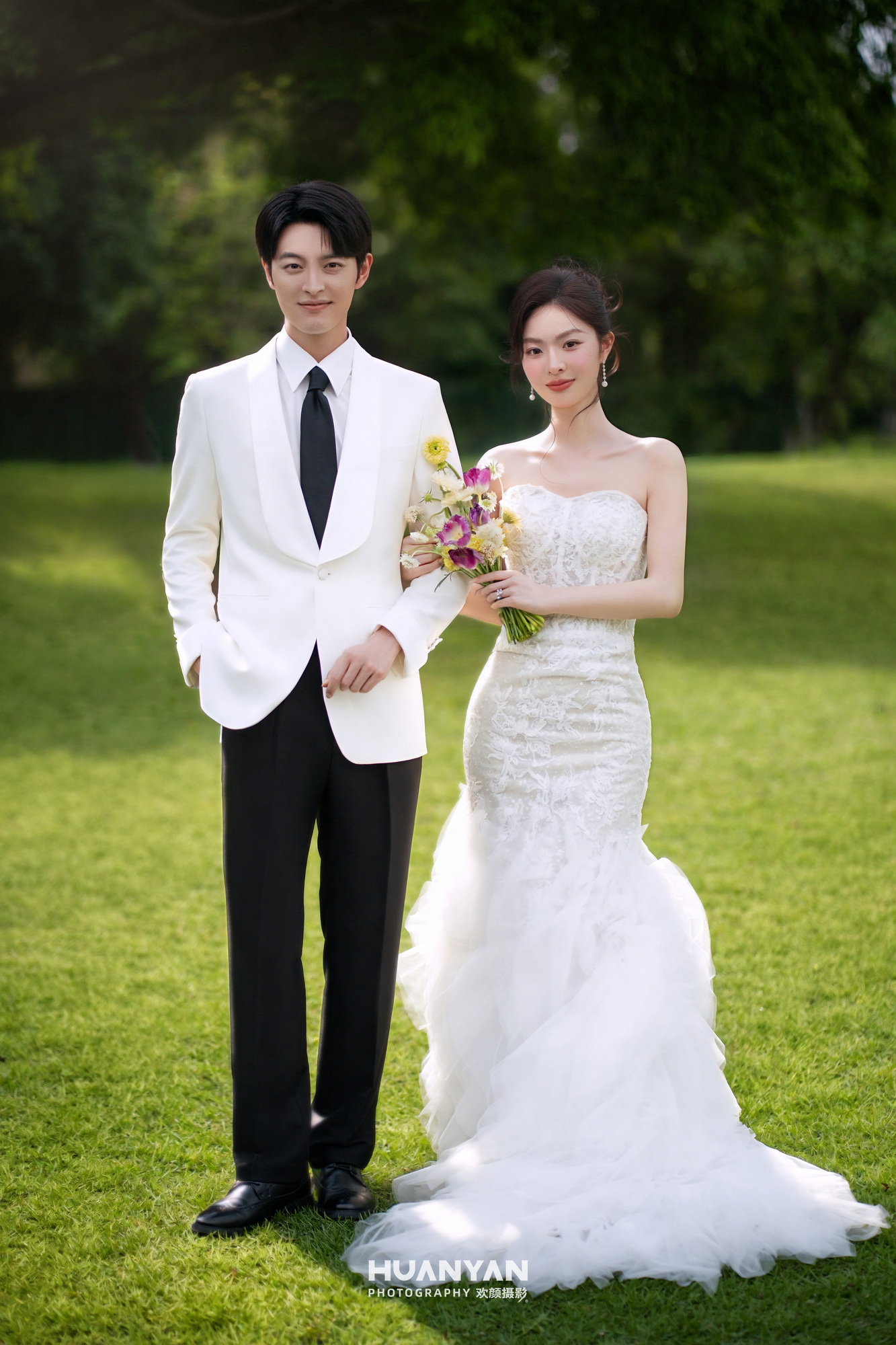 森屿白纱：轻氧风婚纱照草地实拍