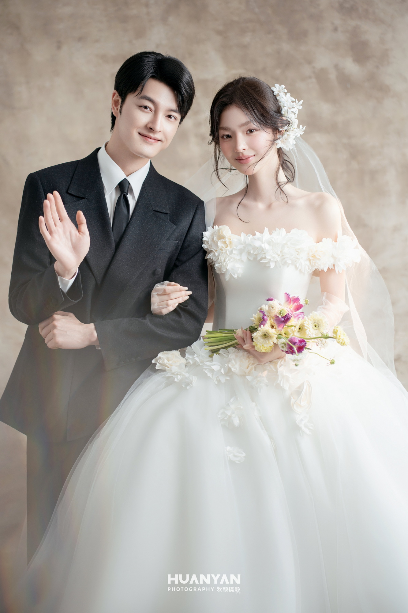 花叙白纱客片第7张｜极简风婚纱照，摄于公园
