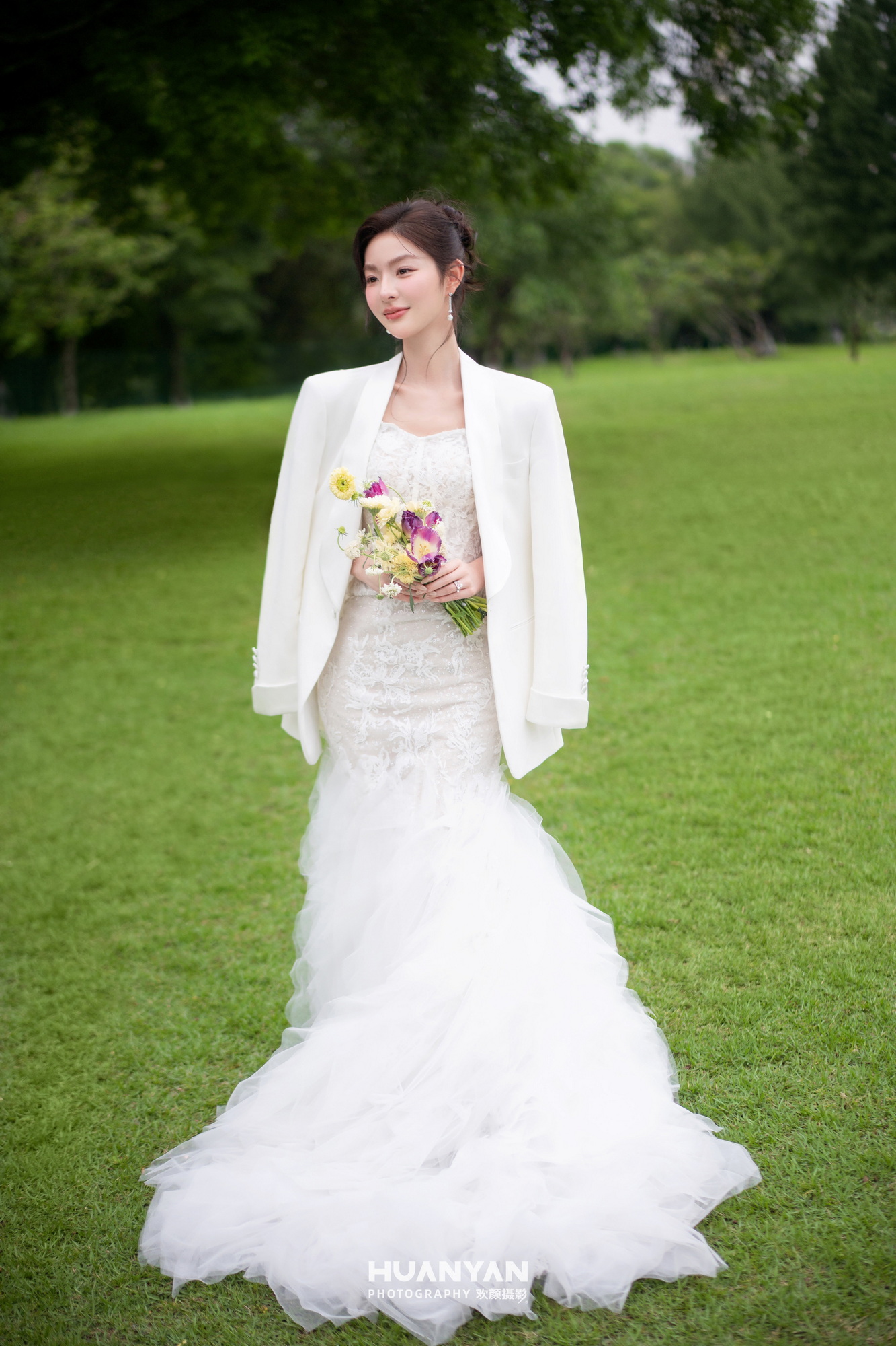 森屿白纱：轻氧风婚纱照草地实拍