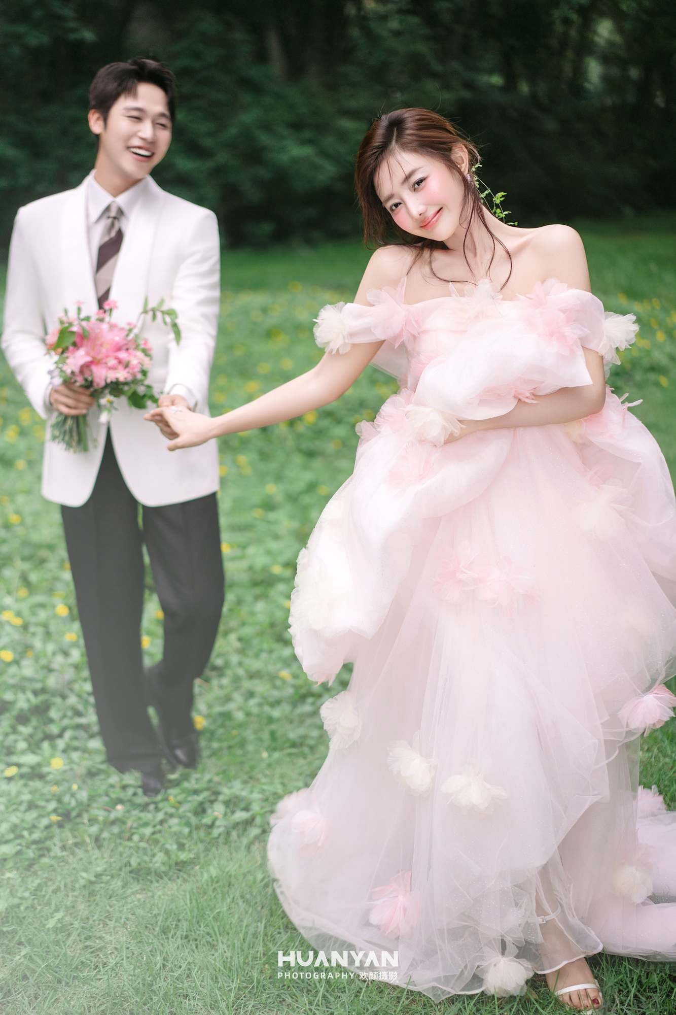 轻氧风婚纱照 · 草地场景 · 林间漫步客片