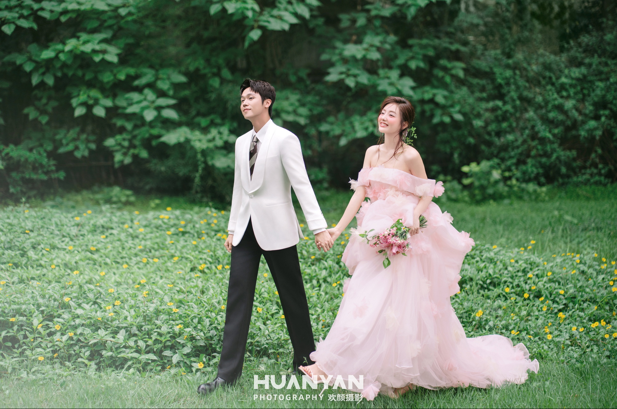 轻氧风婚纱照 · 草地场景 · 林间漫步客片