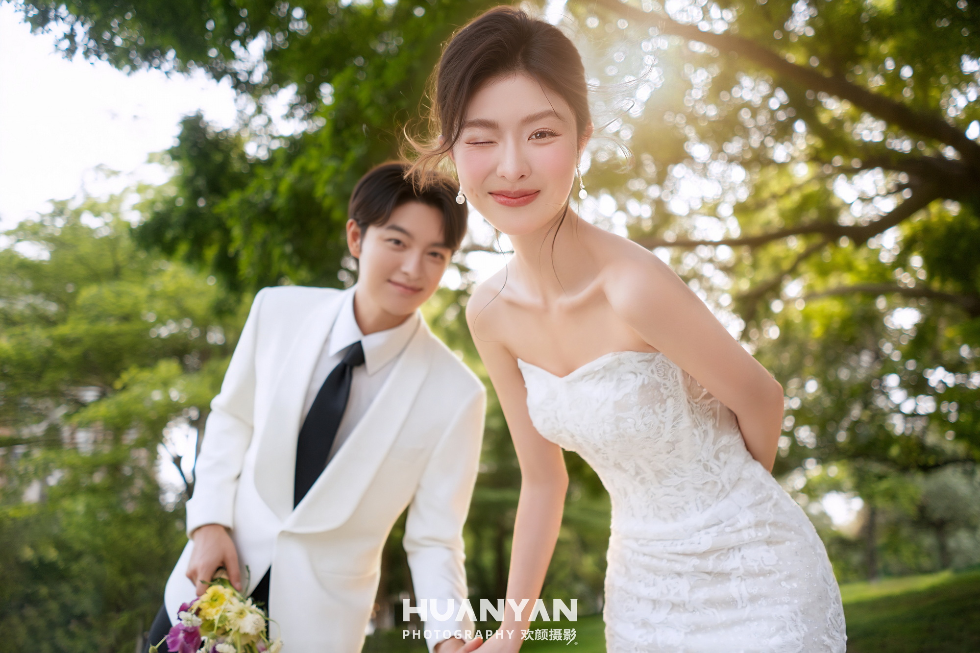 森屿白纱：轻氧风婚纱照草地实拍