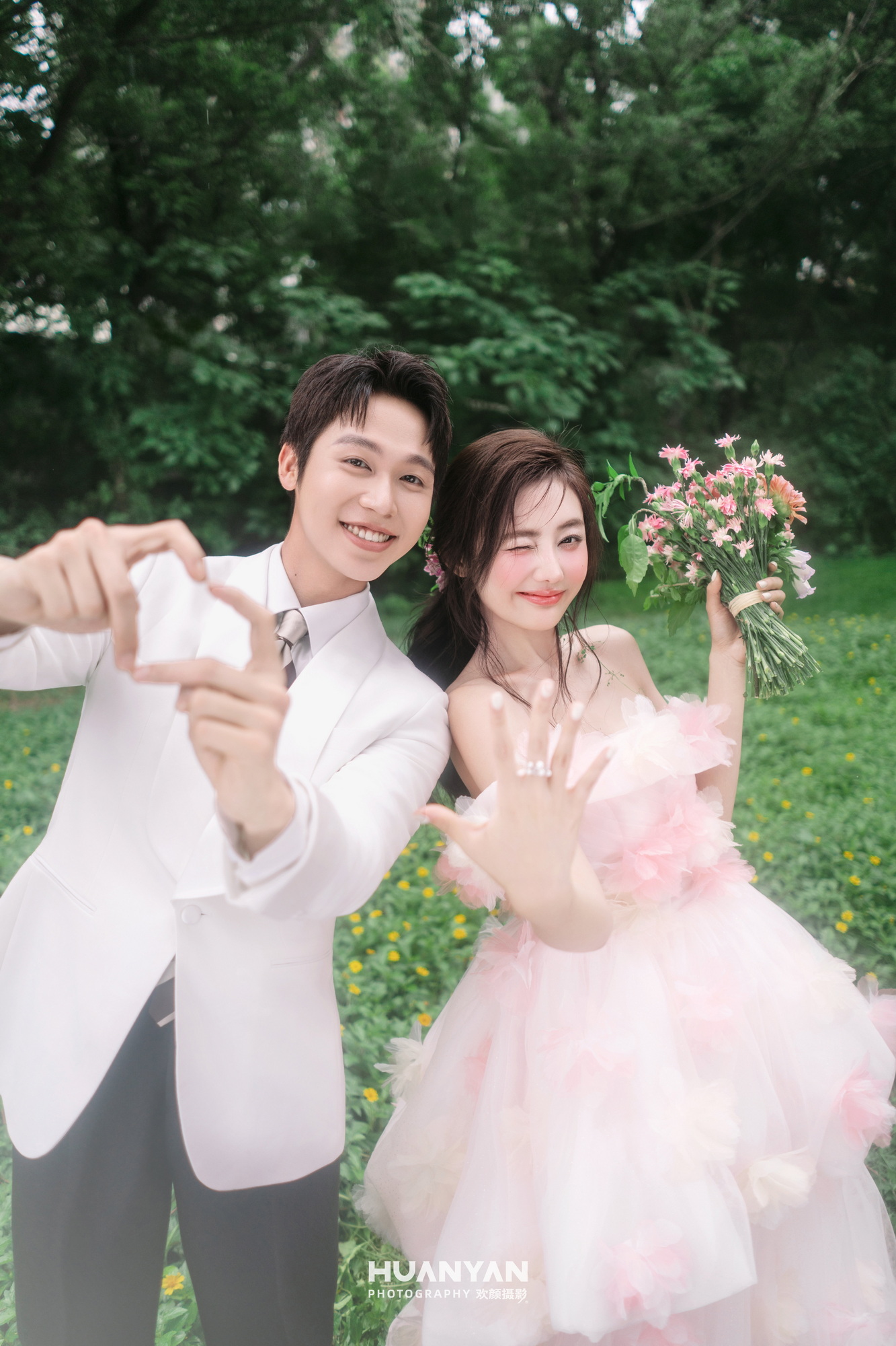 林间漫步：轻氧风婚纱照草地实拍