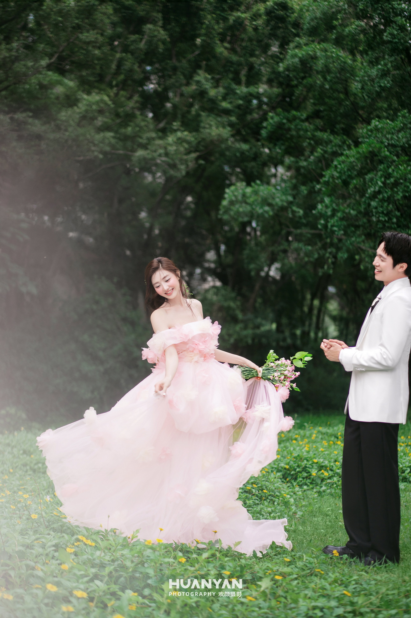 林间漫步：轻氧风婚纱照草地实拍