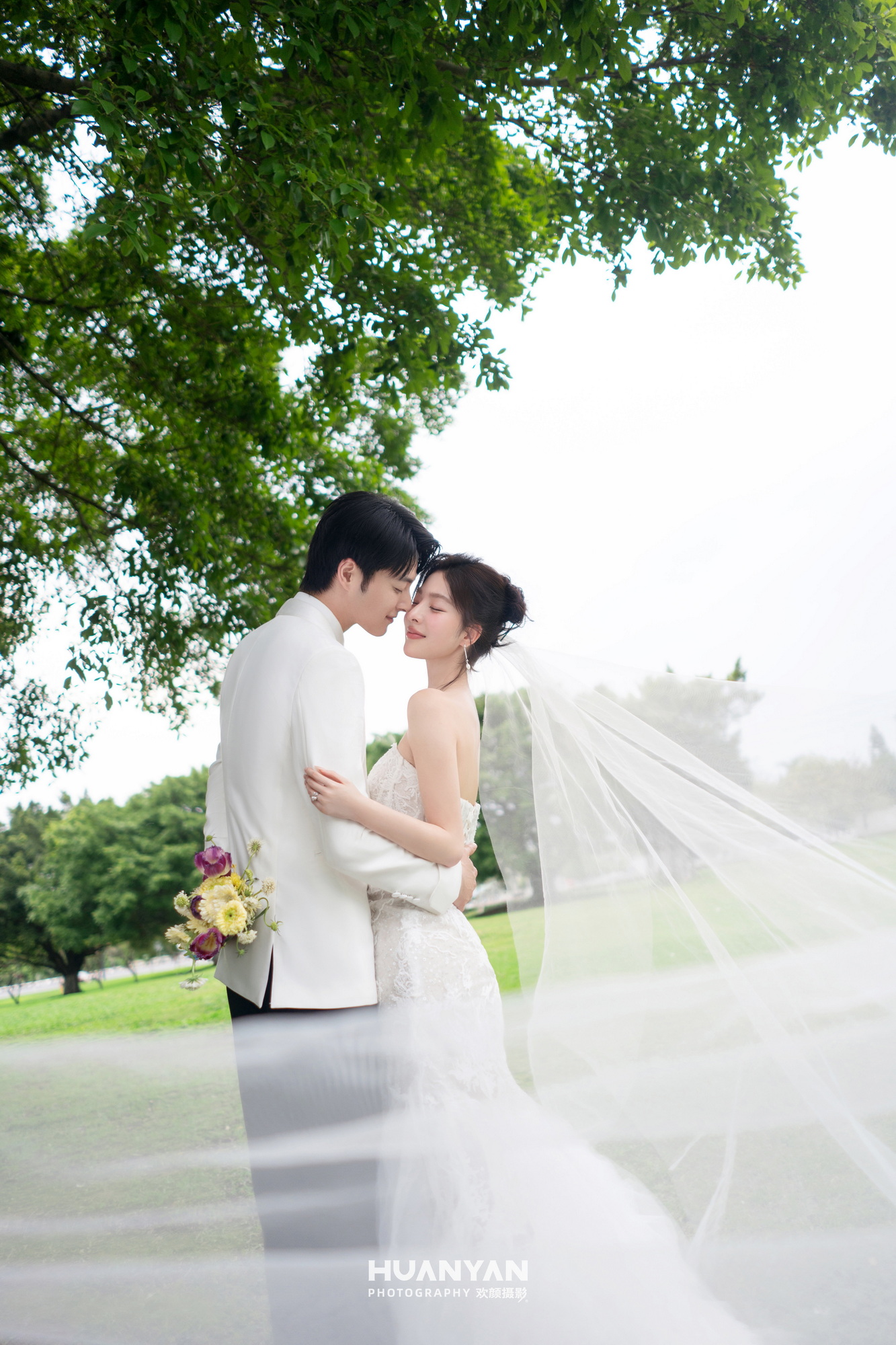 森屿白纱：轻氧风婚纱照草地实拍