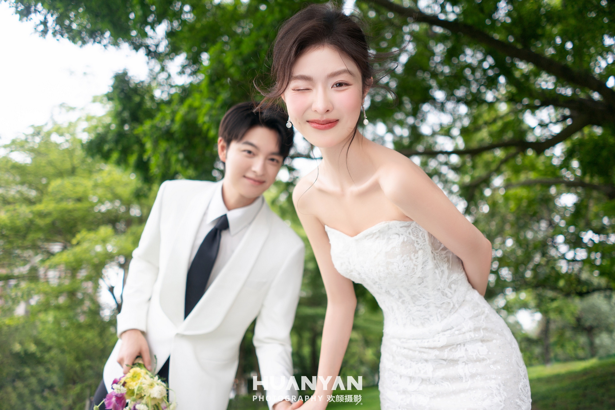 森屿白纱：轻氧风婚纱照草地实拍