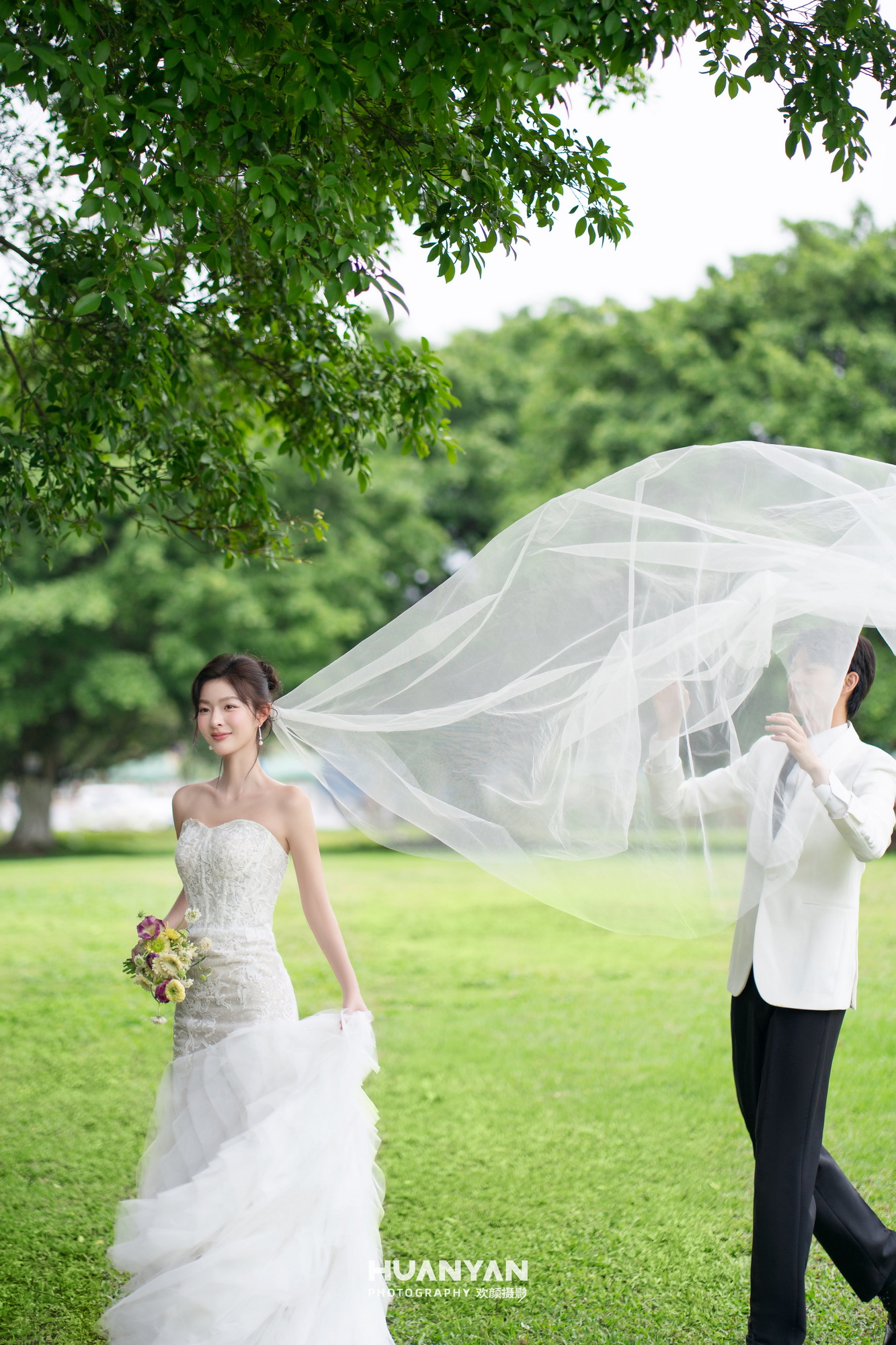 森屿白纱：轻氧风婚纱照草地实拍