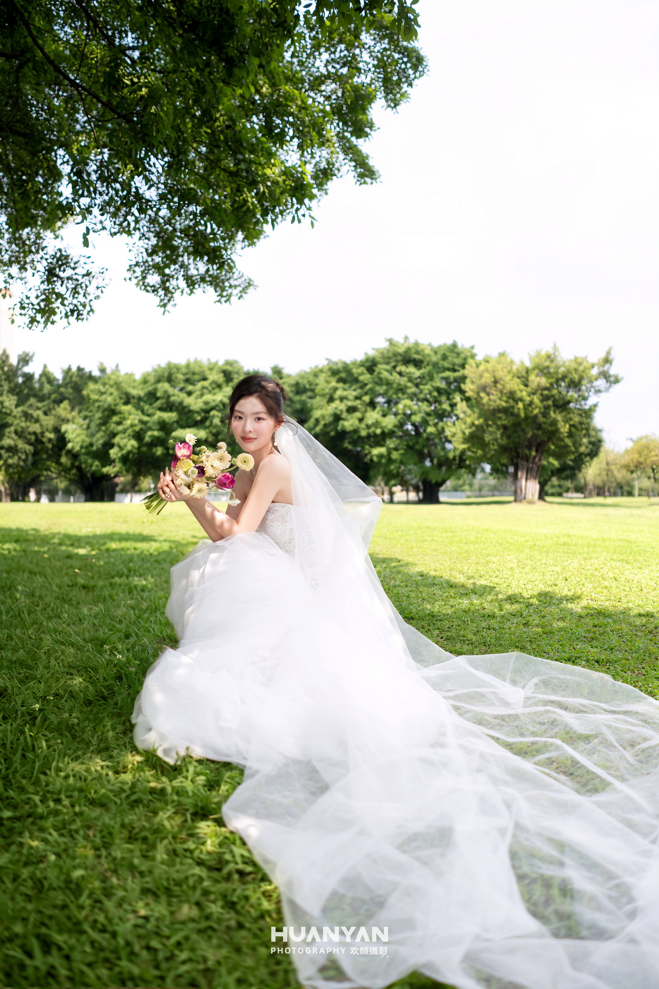 森屿白纱客片第19张｜轻氧风婚纱照，摄于草地