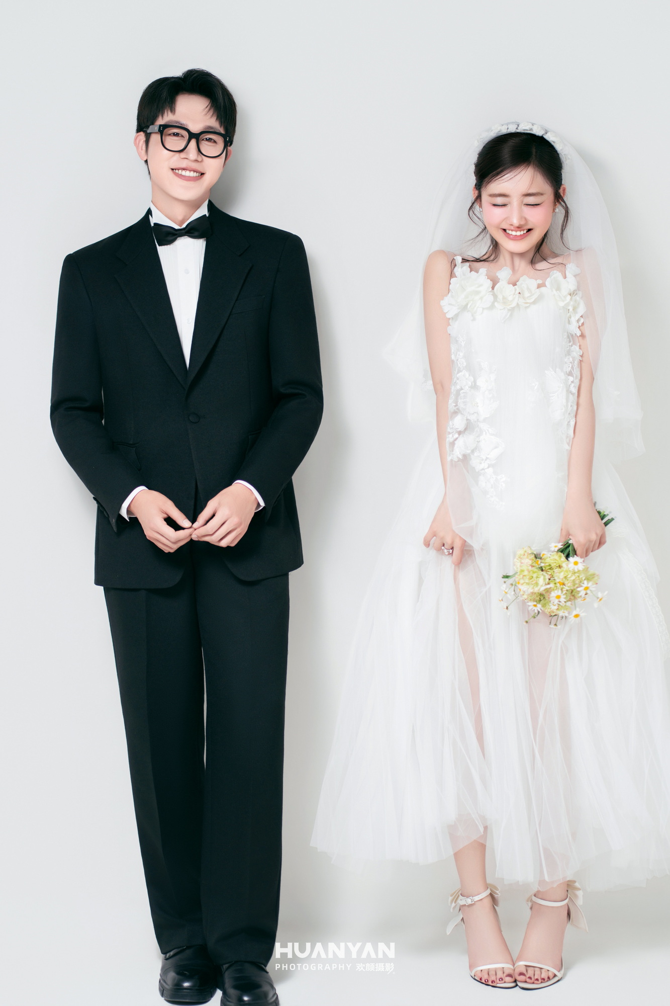 笑意成诗客片第11张｜简约风婚纱照，摄于室内