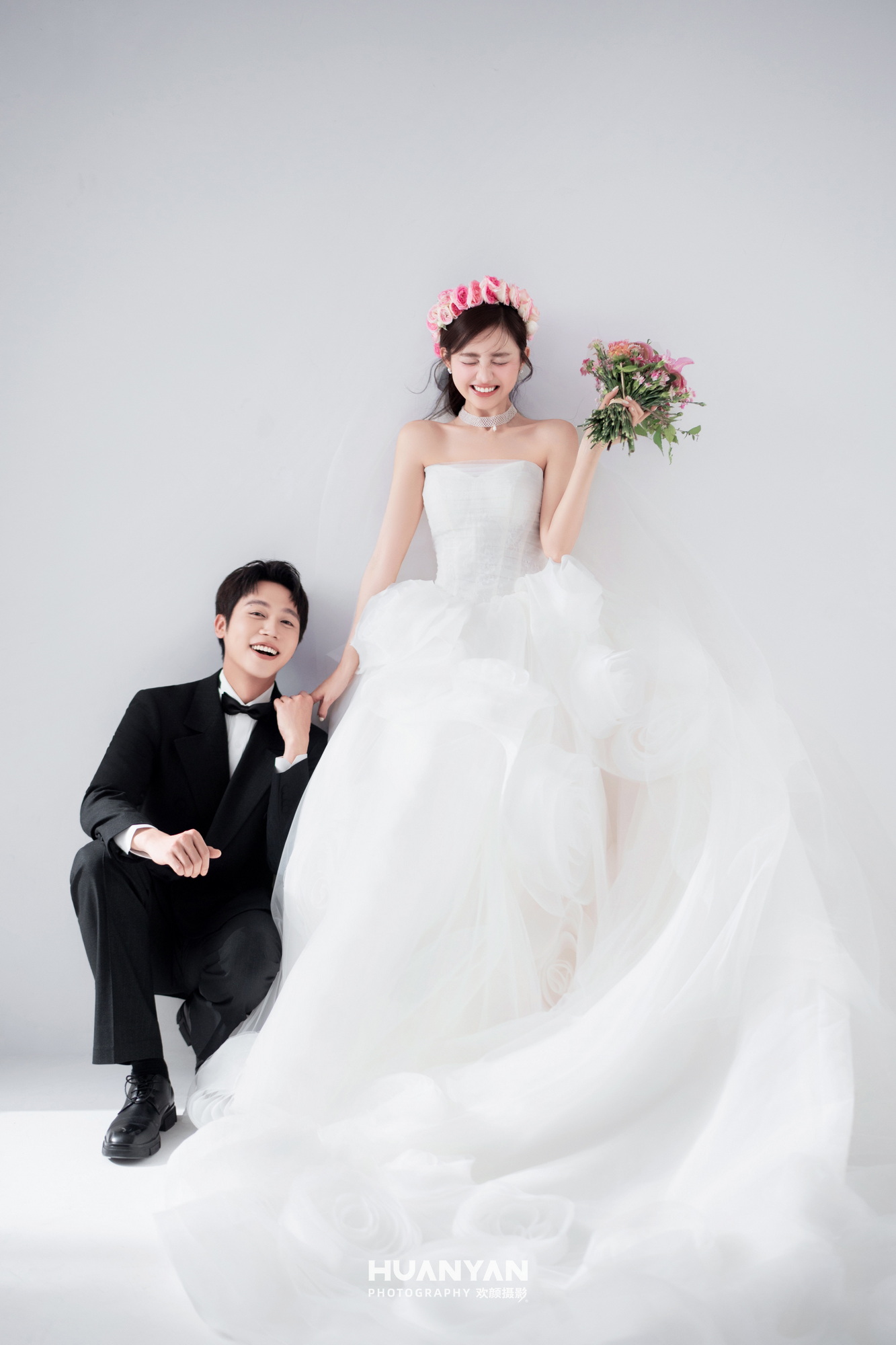 花漾告白客片第3张｜极简风婚纱照，摄于公园