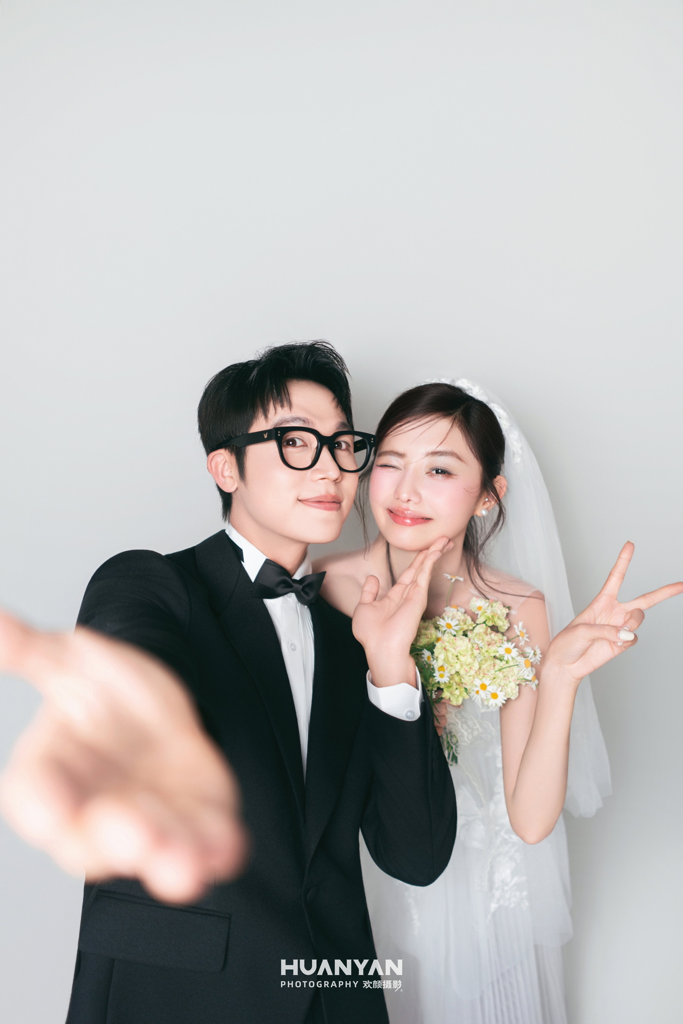 笑意成诗：简约风婚纱照室内实拍