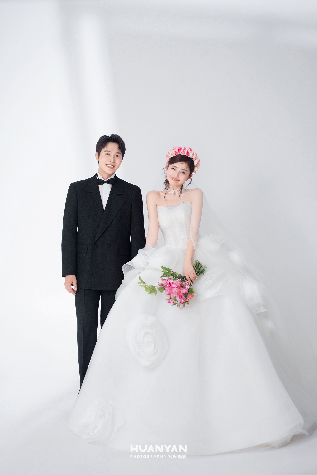 花漾告白客片第11张｜极简风婚纱照，摄于公园
