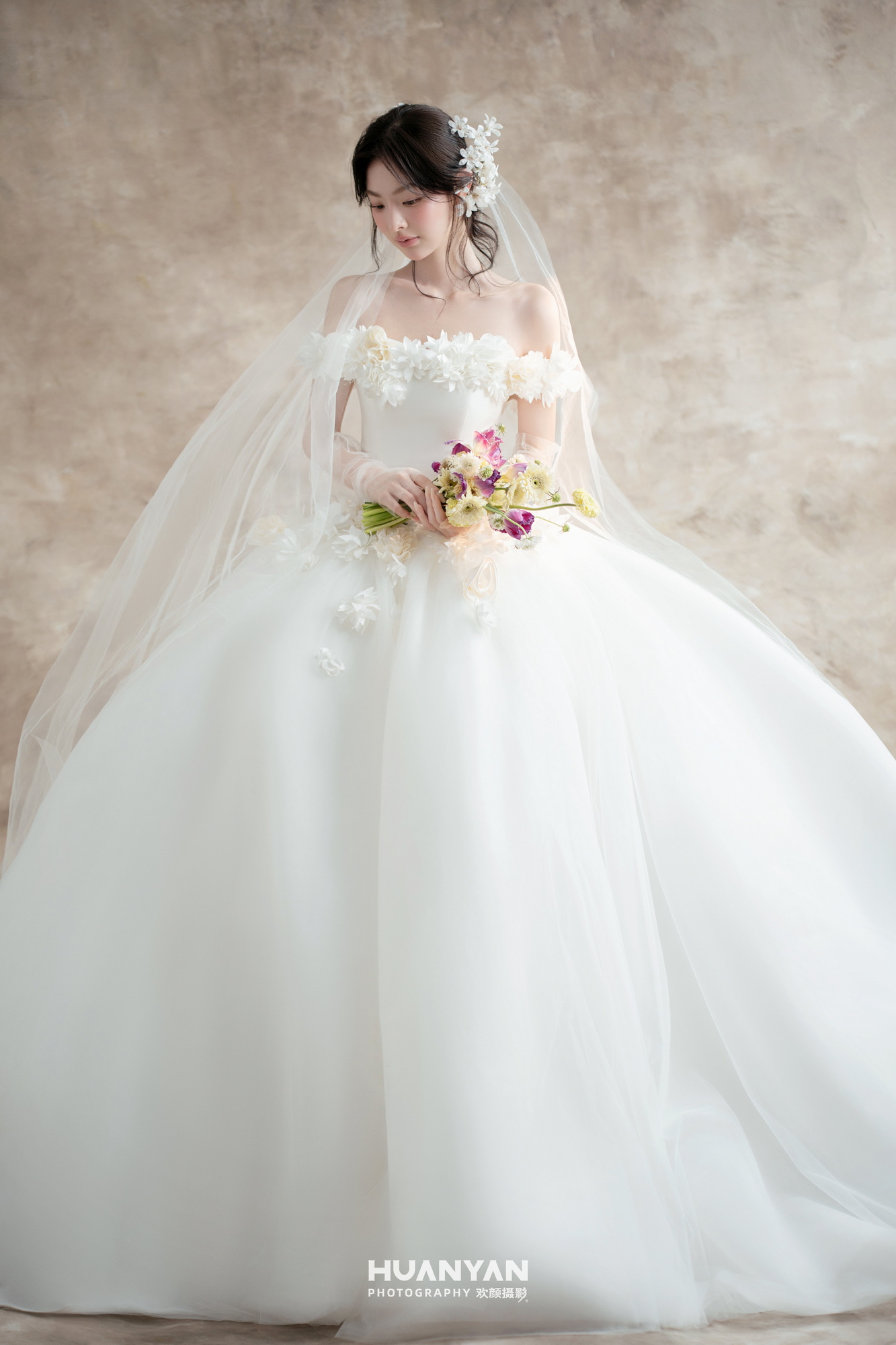 花叙白纱客片第11张｜极简风婚纱照，摄于公园