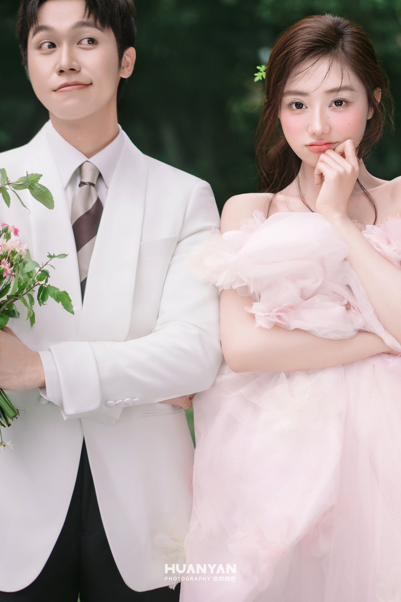 林间漫步：轻氧风婚纱照草地实拍