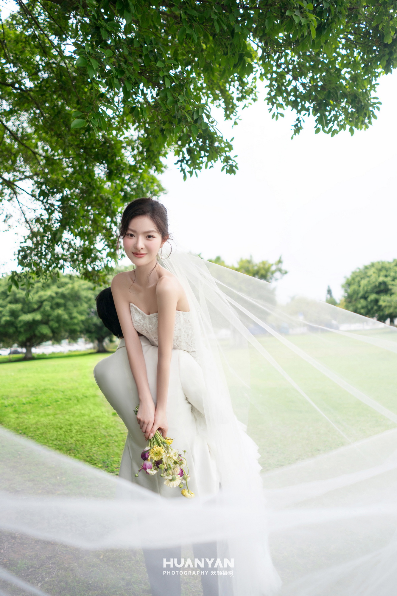 森屿白纱客片第3张｜轻氧风婚纱照，摄于草地