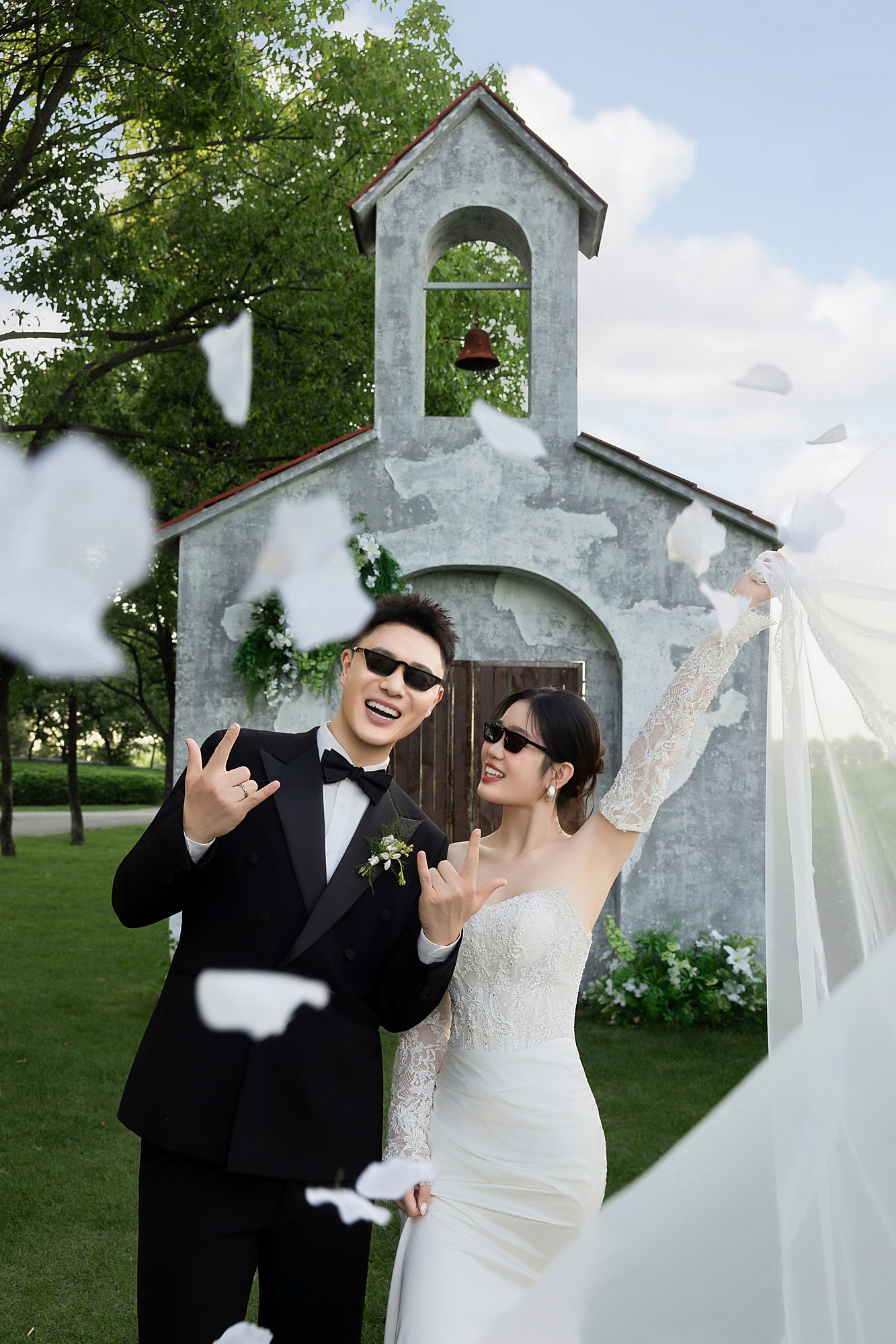 林间教堂曲：轻氧风婚纱照草地实拍