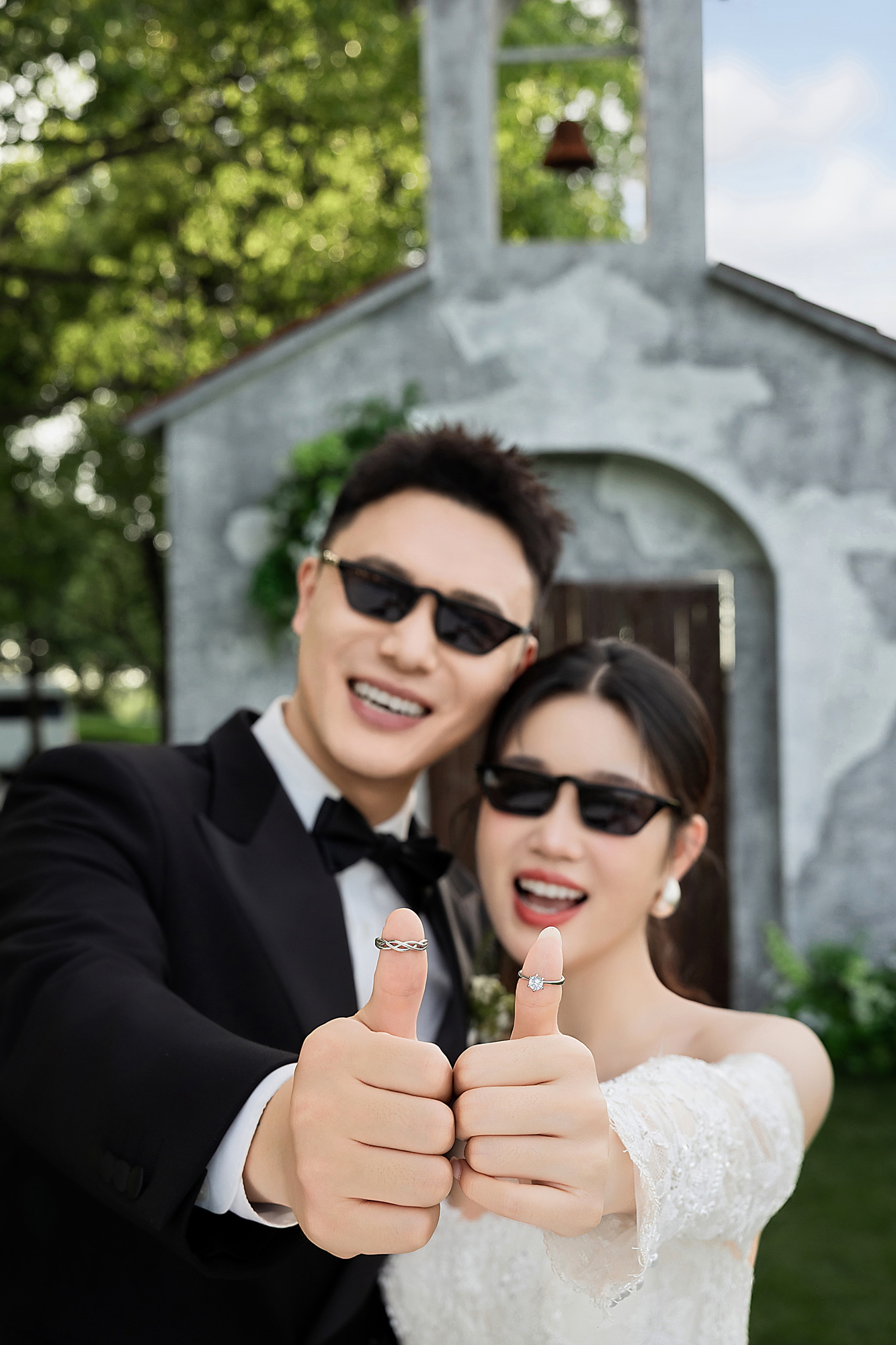 林间教堂曲：轻氧风婚纱照草地实拍
