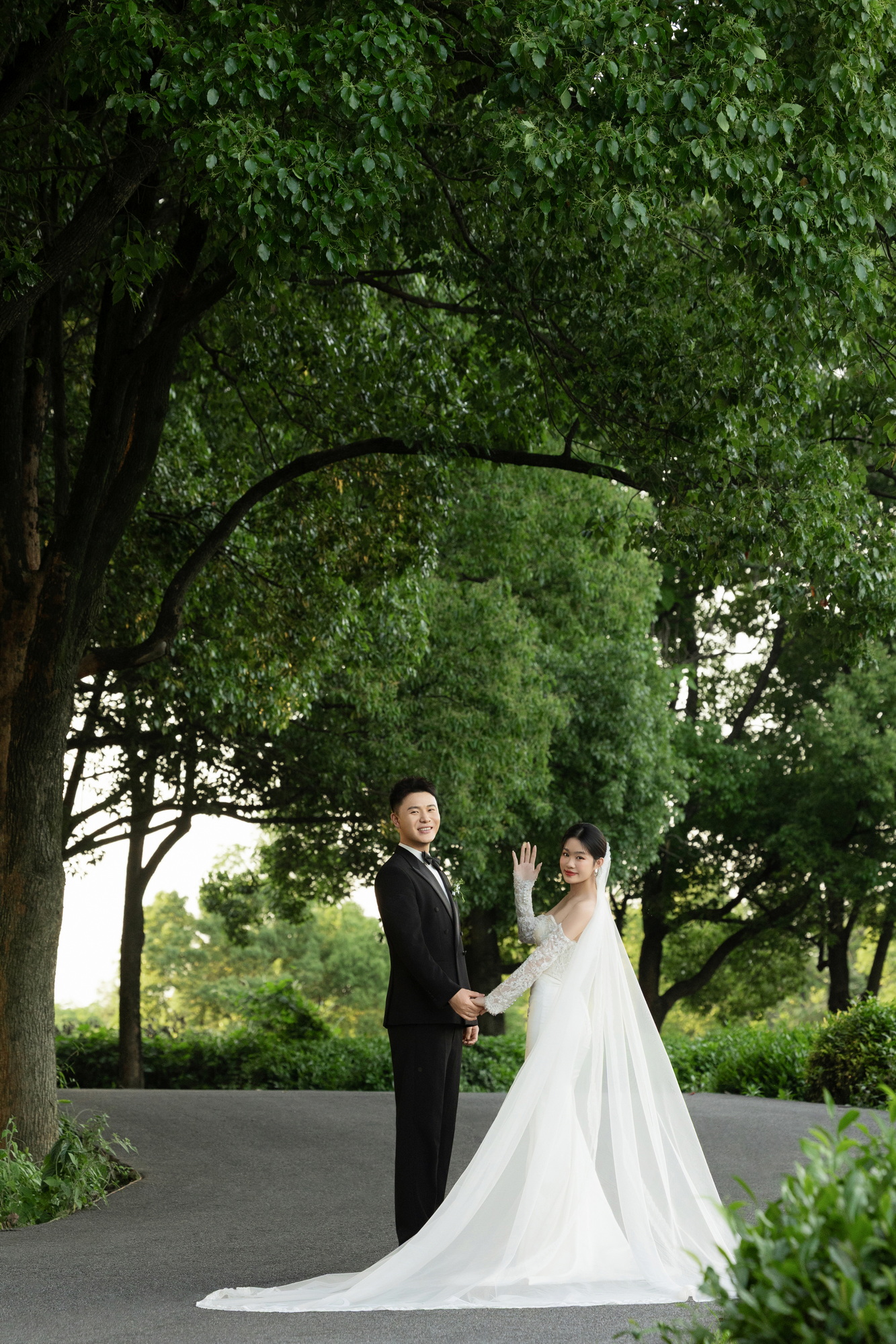 林间白纱客片第3张｜轻氧风婚纱照，摄于草地