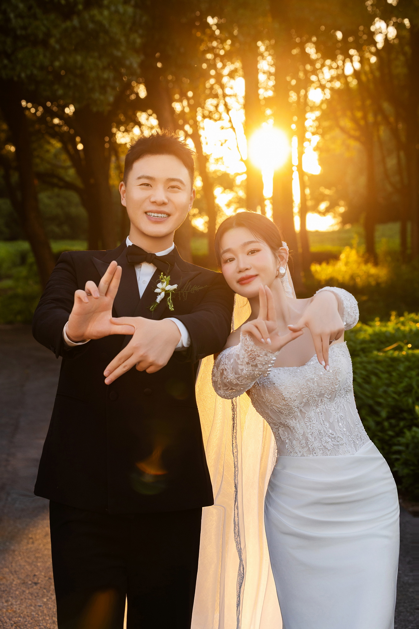林间白纱：轻氧风婚纱照草地实拍