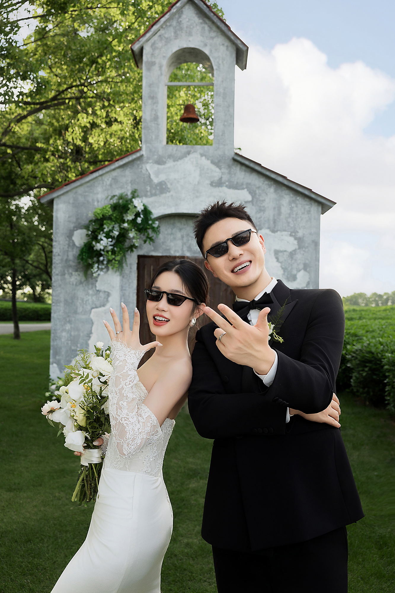 林间教堂曲：轻氧风婚纱照草地实拍