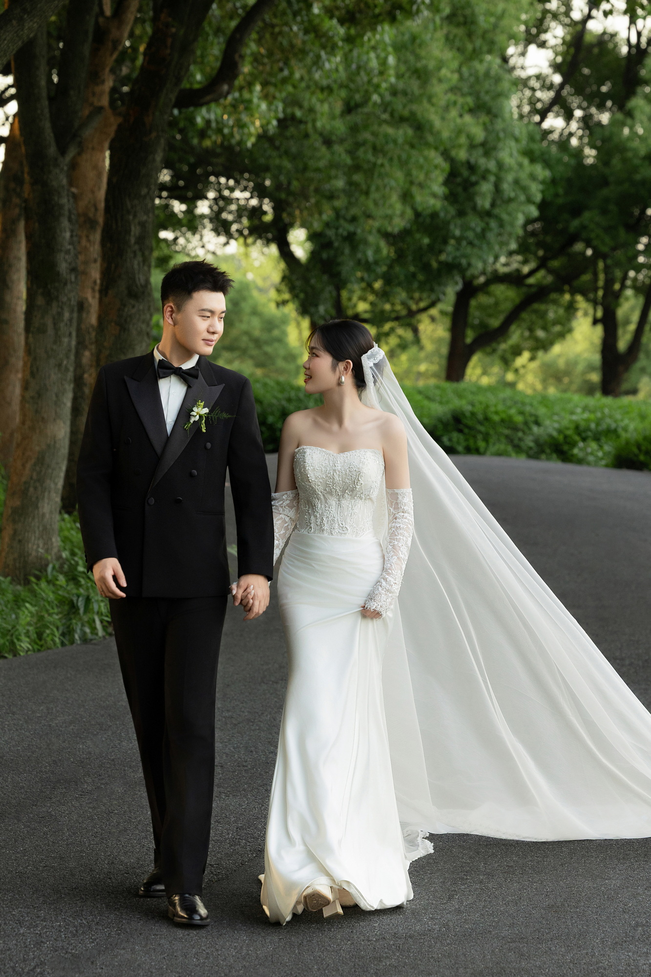 草地轻氧风婚纱照实拍（林间白纱系列）
