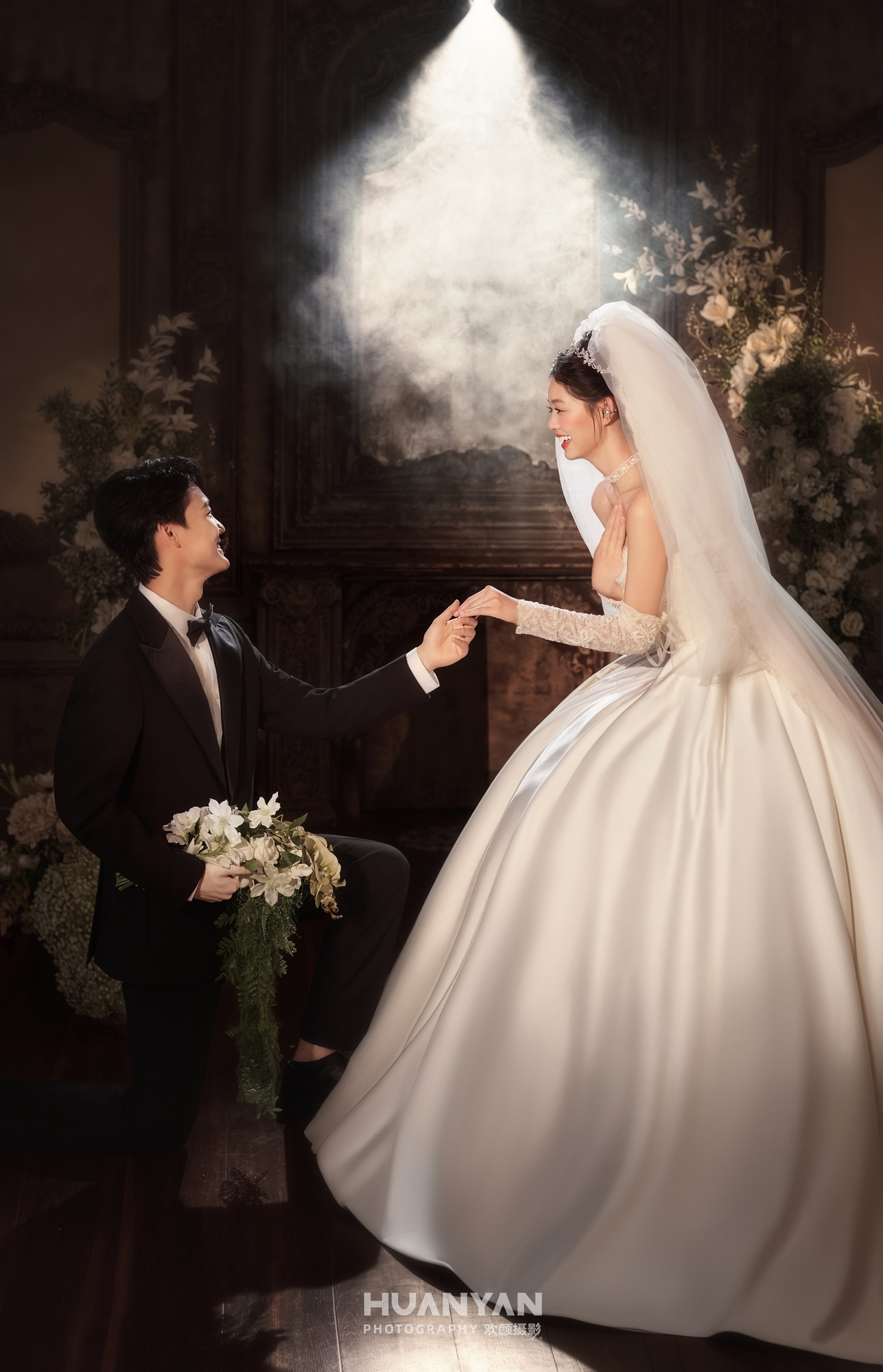 星纱客片第11张｜简约风婚纱照，摄于室内