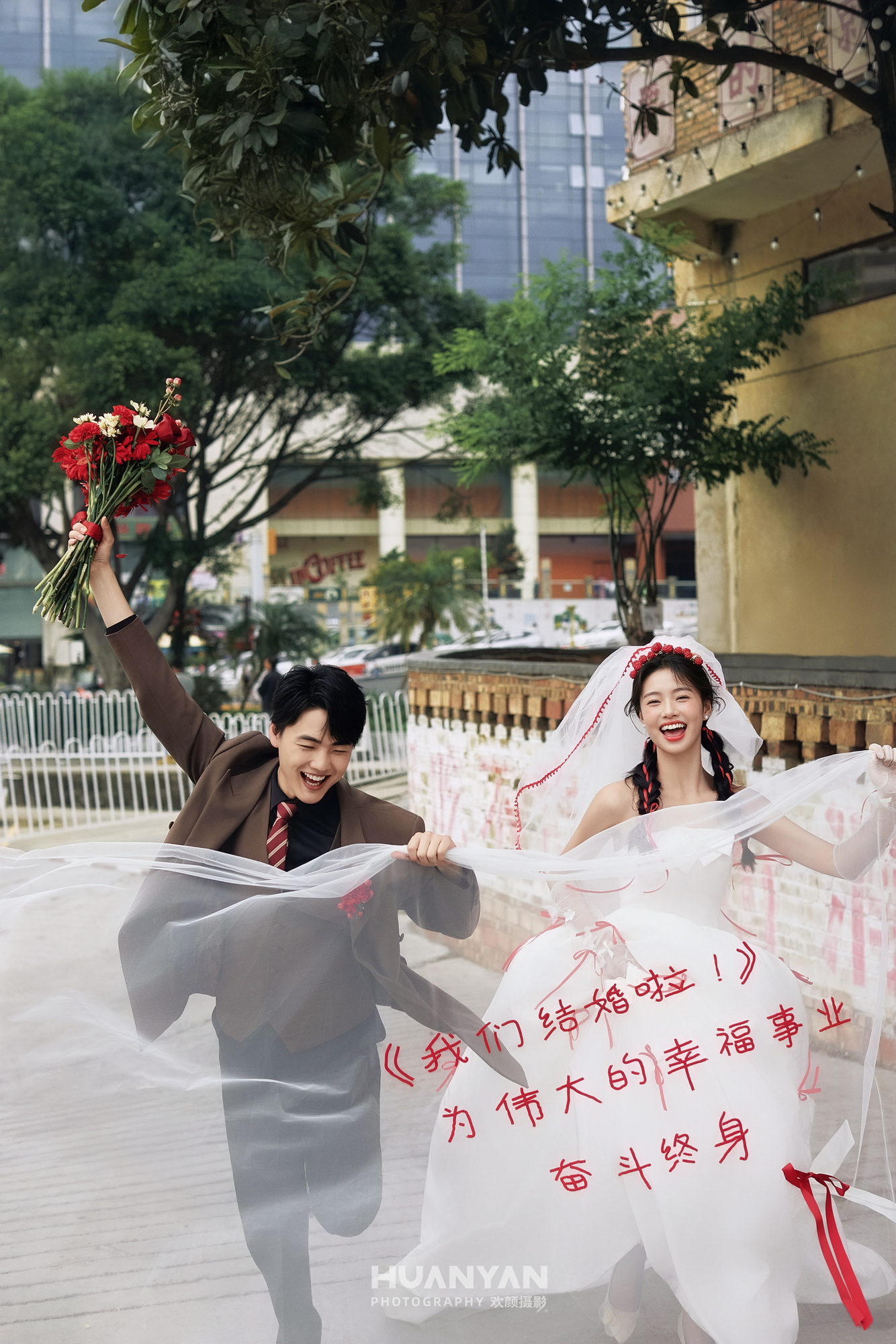 春笺客片第3张｜简约风婚纱照，摄于春天