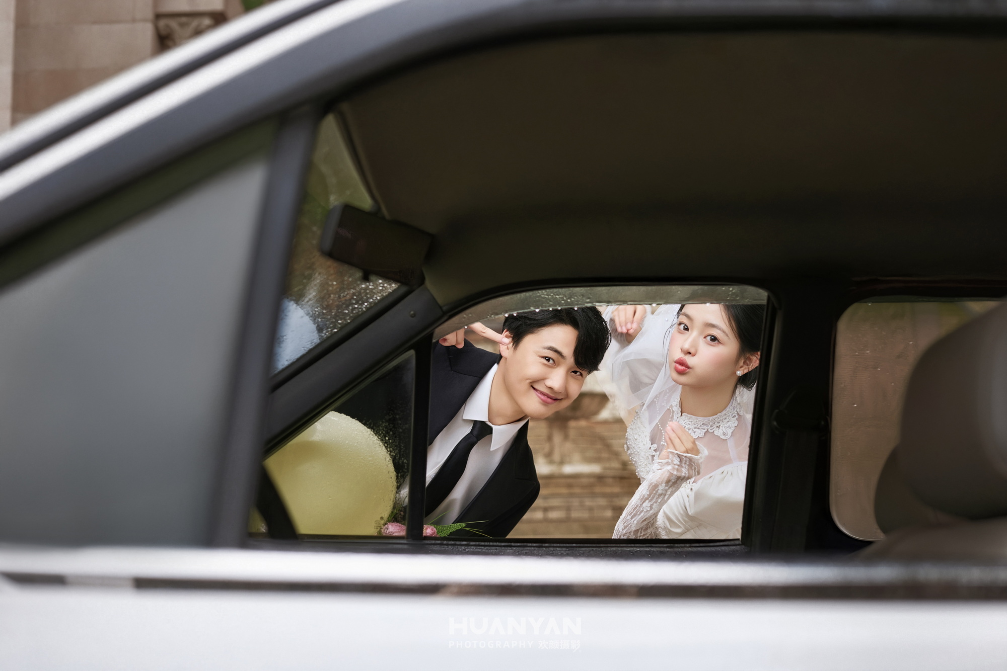 花光客片第3张｜高级感风婚纱照，摄于公园