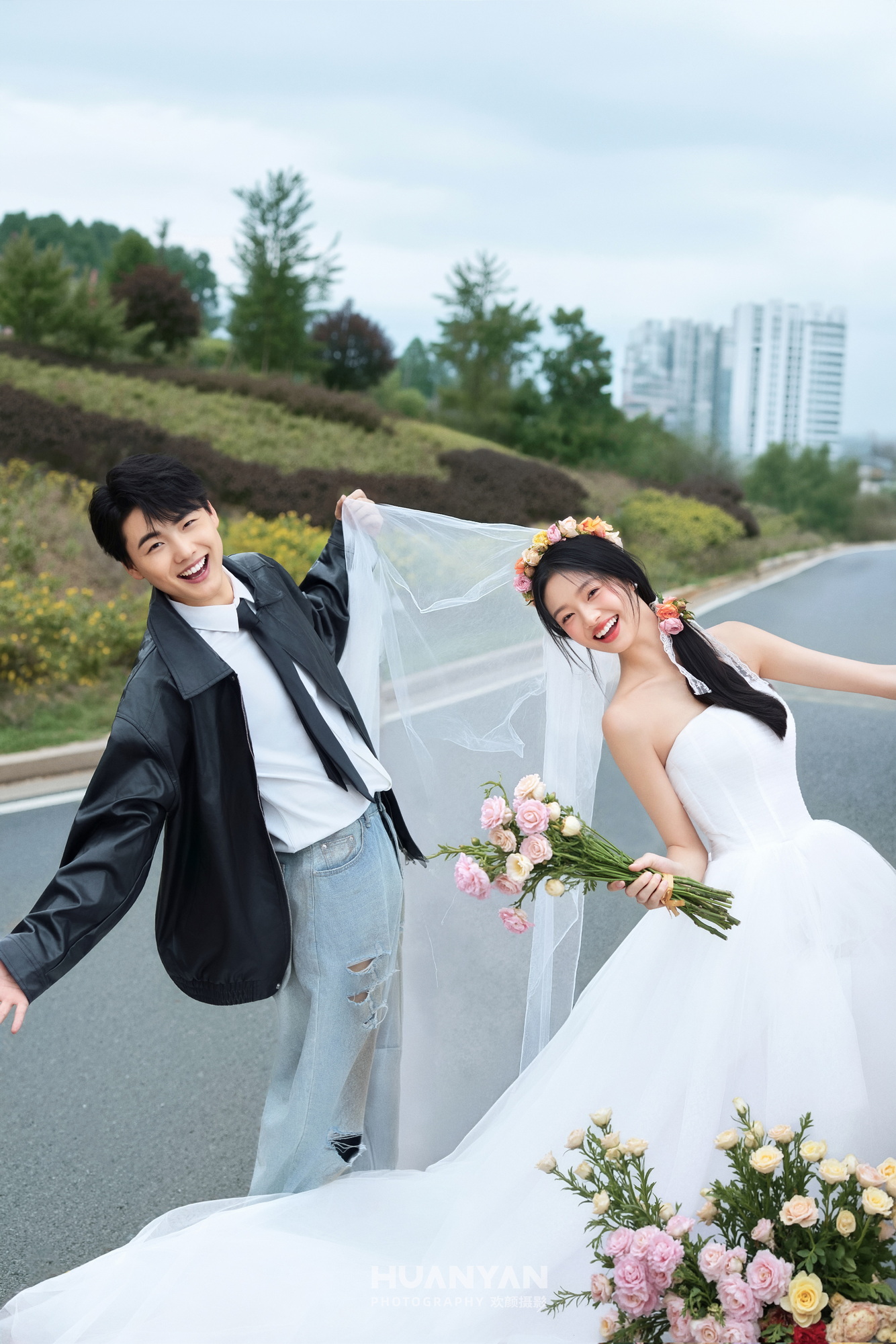 柔语客片第3张｜简约风婚纱照，摄于室内