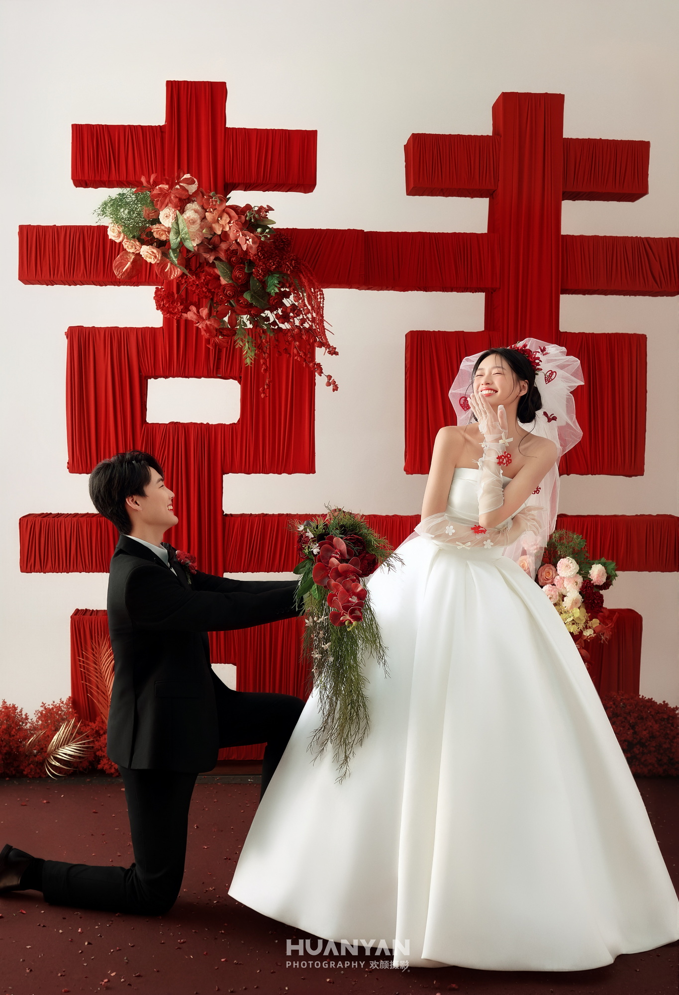 初信客片第3张｜简约风婚纱照，摄于室内