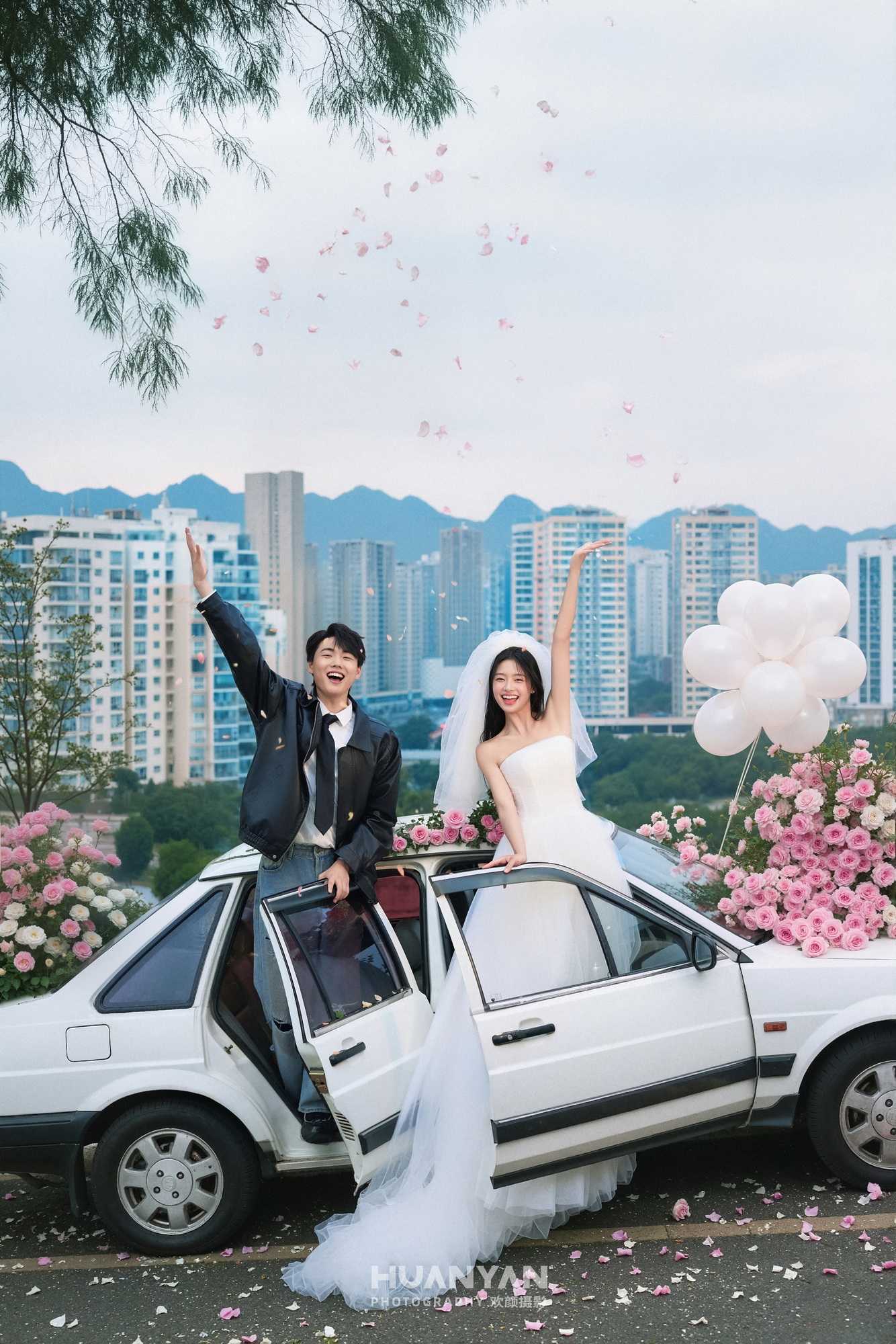 春语客片第7张｜简约风婚纱照，摄于春天