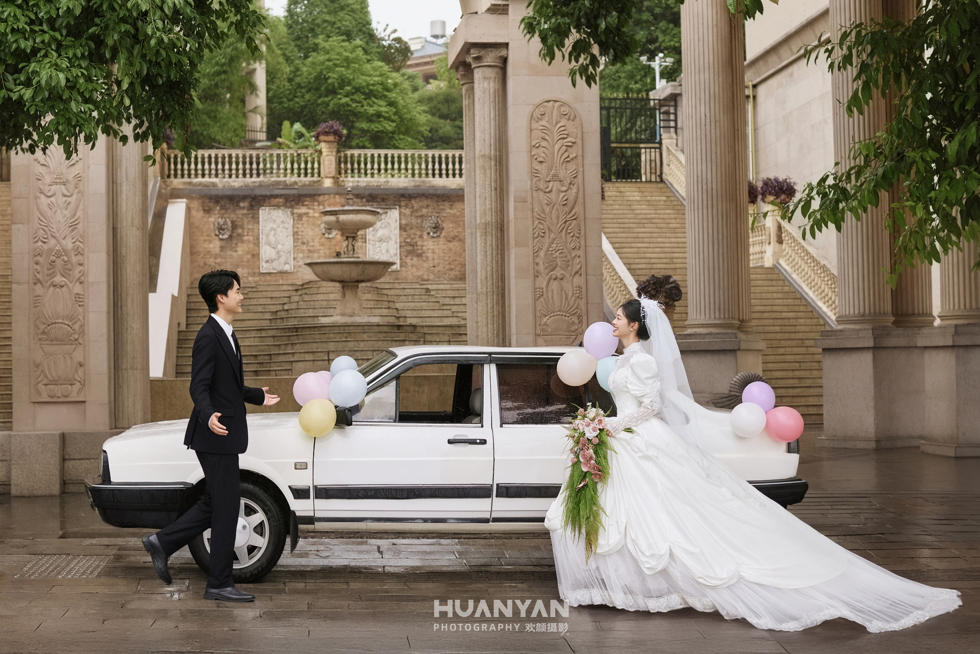 花光客片第15张｜高级感风婚纱照，摄于公园