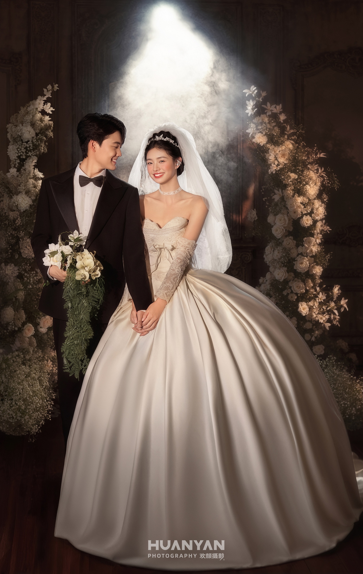 星纱客片第3张｜简约风婚纱照，摄于室内