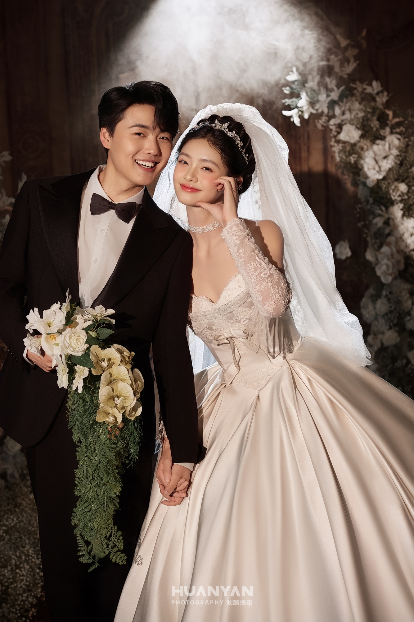 星纱：简约风婚纱照室内实拍