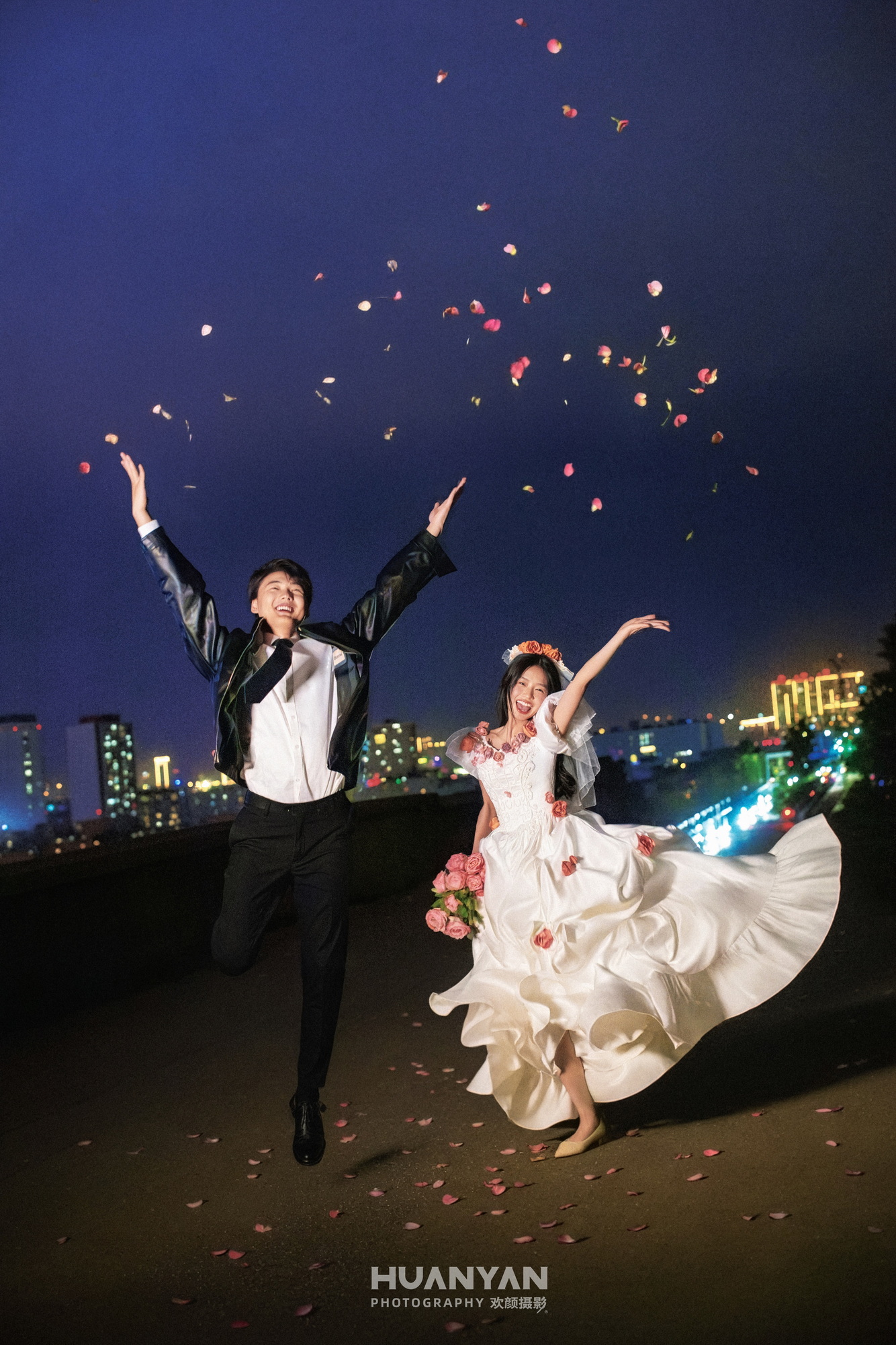 鎏缃客片第15张｜简约风婚纱照，摄于室内
