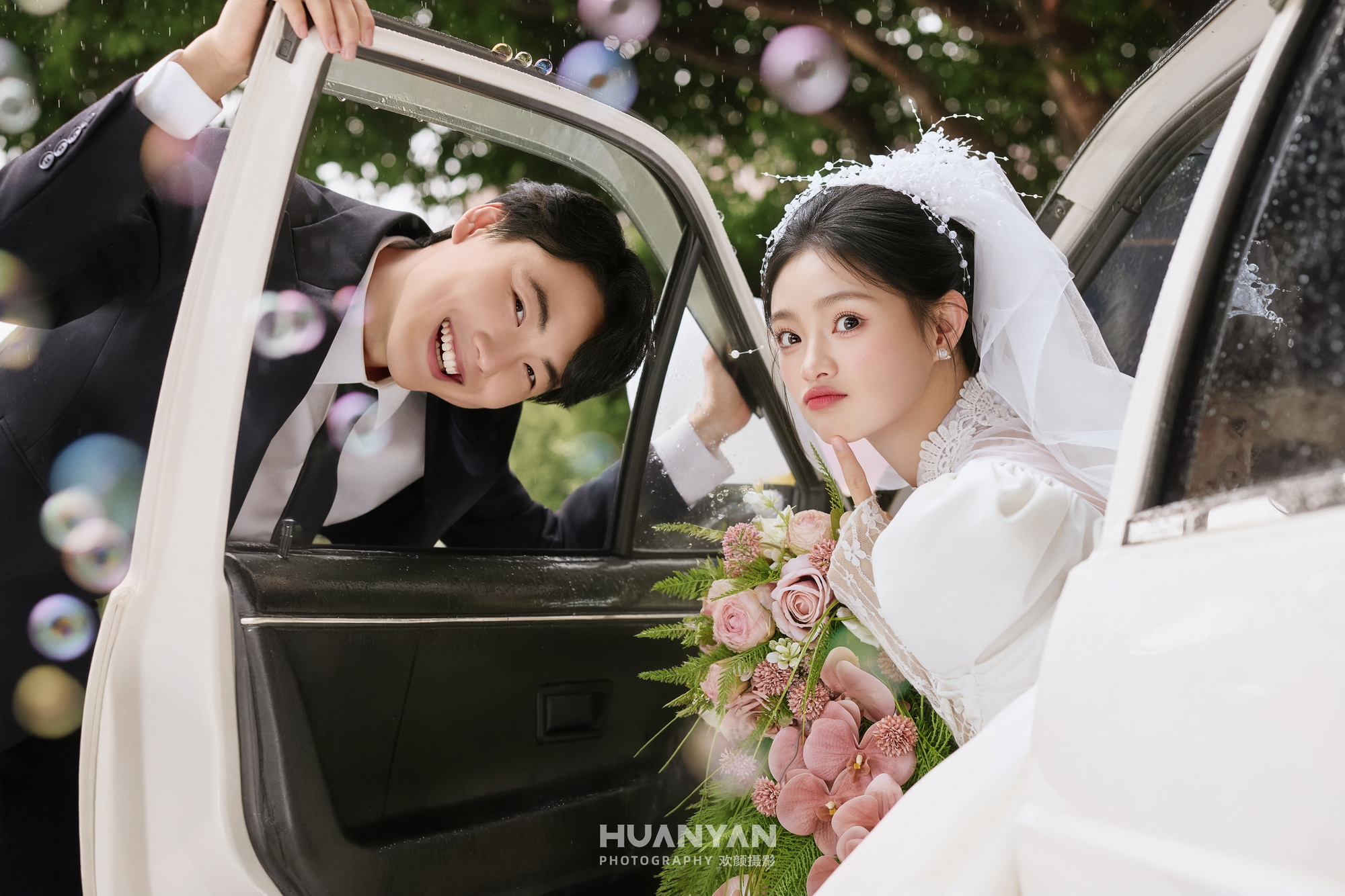 花光客片第11张｜高级感风婚纱照，摄于公园